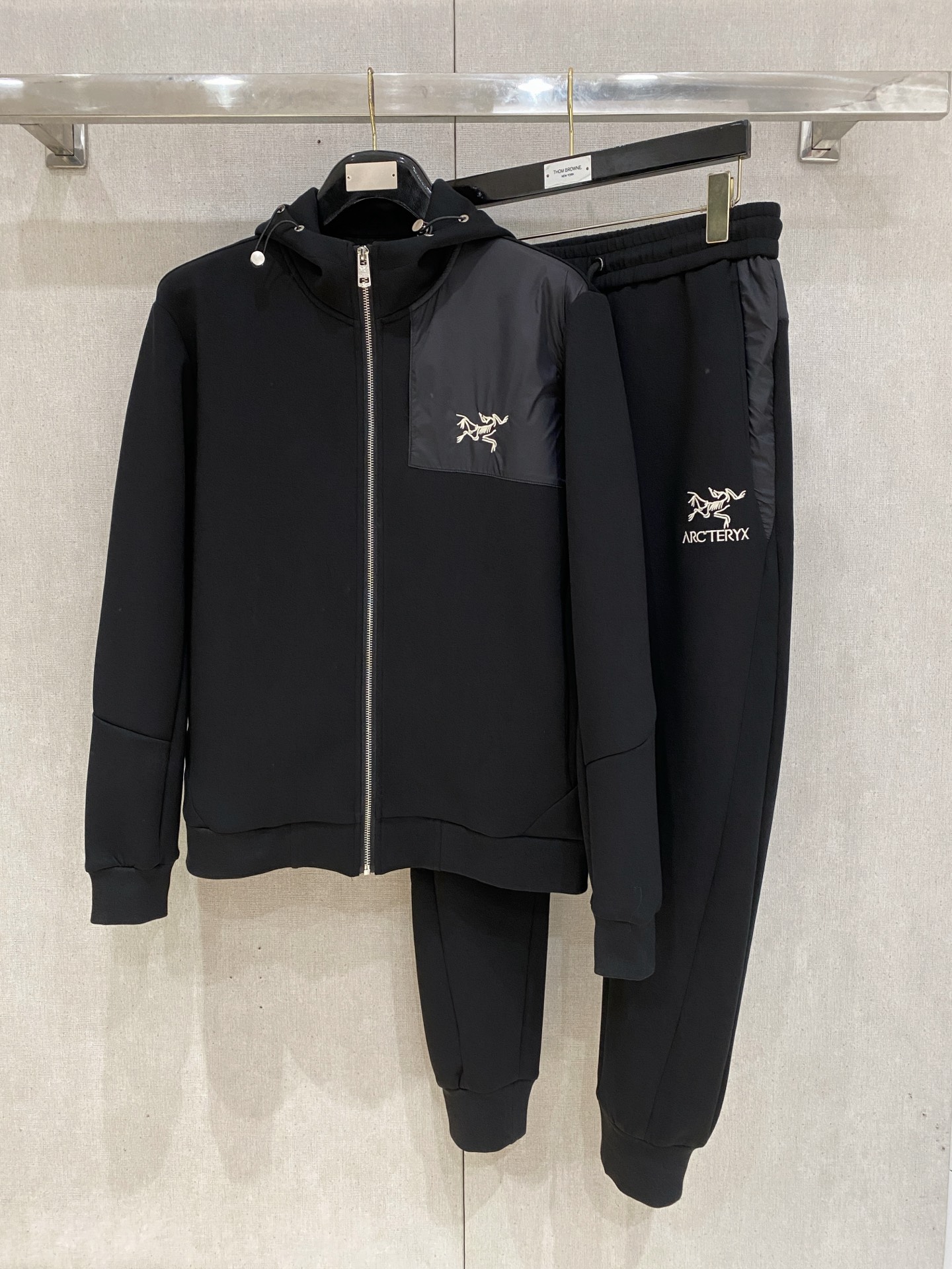 NO:612353,Arc'teryx 2025 new hot-selling cardigan suit. The original product is carefully crafted by top designers. It has a fitting and perfect upper body effect. It is all-natural and high-quality and has a thickened new air layer. It has a close-fitting comfort, noble and elegant!  Original hardware embodies elegance and nobility!  Counter size M-3XL,arc'teryx,alexander wang19860909始祖鸟 2025全新爆款开衫套装 原单狠货倾注顶级设计师的精心之作 就为一个贴合、完美的上身效果 全天然优质加厚新空气层,贴身的舒适感 高贵典雅！原厂五金无不彰显优雅高贵气质！专柜尺码M-3XL,arc'teryx,alexander wang,Men's clothing