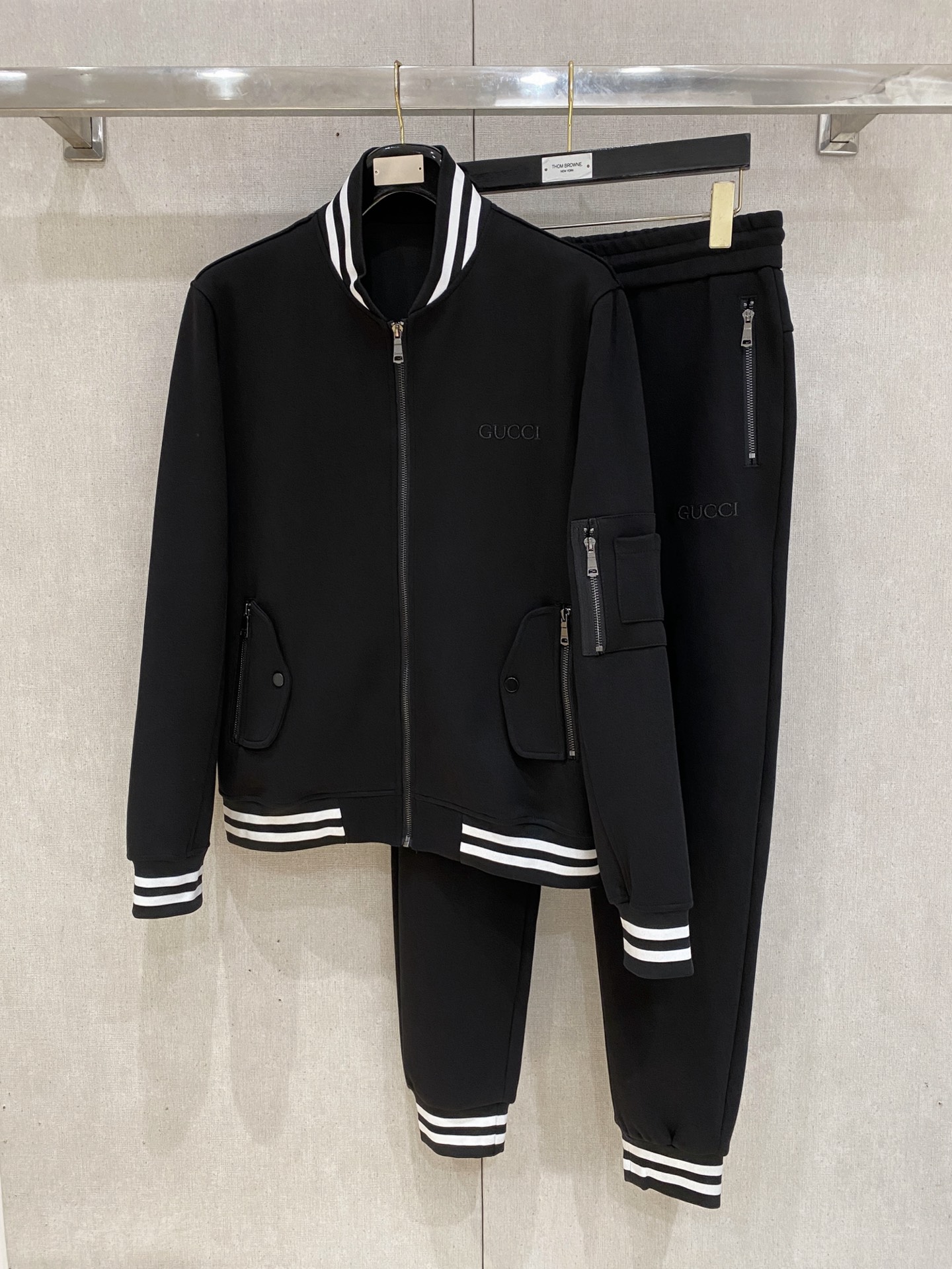 NO:612324,Gucci GUCCI 2025 new popular cardigan suit. The original product is carefully crafted by top designers. It has a fitting and perfect upper body effect. It is all-natural and high-quality, with a thickened new air layer, and a close-fitting comfort. Noble and elegant!  Original hardware embodies elegance and nobility!  Counter size M-3XL,,gucci,alexander wang19860909古奇 GUCCI 2025全新爆款开衫套装 原单狠货倾注顶级设计师的精心之作 就为一个贴合、完美的上身效果 全天然优质加厚新空气层,贴身的舒适感 高贵典雅！原厂五金无不彰显优雅高贵气质！专柜尺码M-3XL,,gucci,alexander wang,Men's clothing