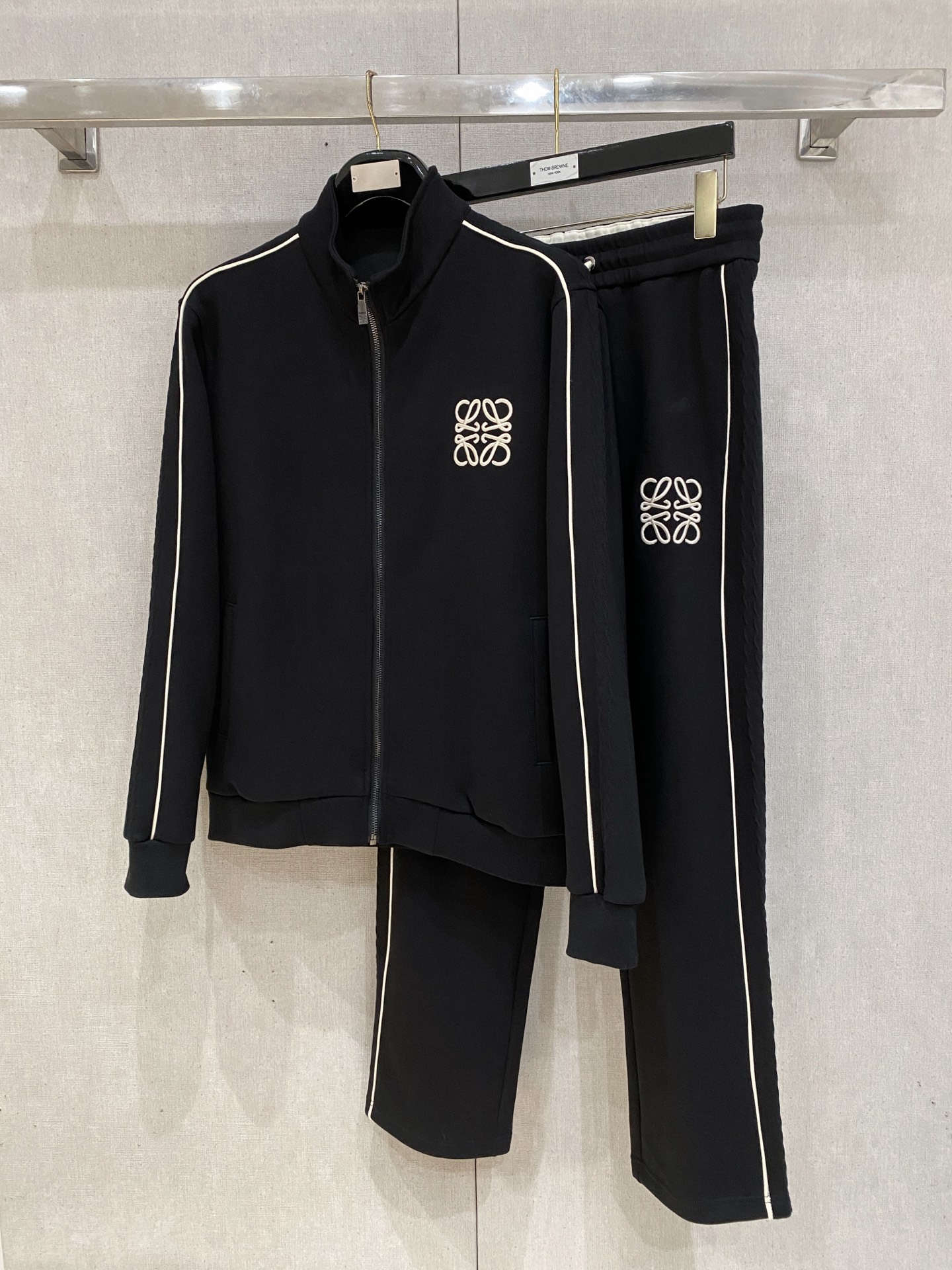 NO:612348,LOEWE 2025 new popular cardigan suit. The original product is carefully crafted by top designers. It has a fitting and perfect upper body effect. It is all-natural and high-quality and has a thickened new air layer. It has a close-fitting comfort, noble and elegant!  Original hardware embodies elegance and nobility!  Counter size M-3XL,,loewe,loewe,alexander wang19860909罗意威 LOEWE 2025全新爆款开衫套装 原单狠货倾注顶级设计师的精心之作 就为一个贴合、完美的上身效果 全天然优质加厚新空气层,贴身的舒适感 高贵典雅！原厂五金无不彰显优雅高贵气质！专柜尺码M-3XL,,loewe,loewe,alexander wang,Men's clothing