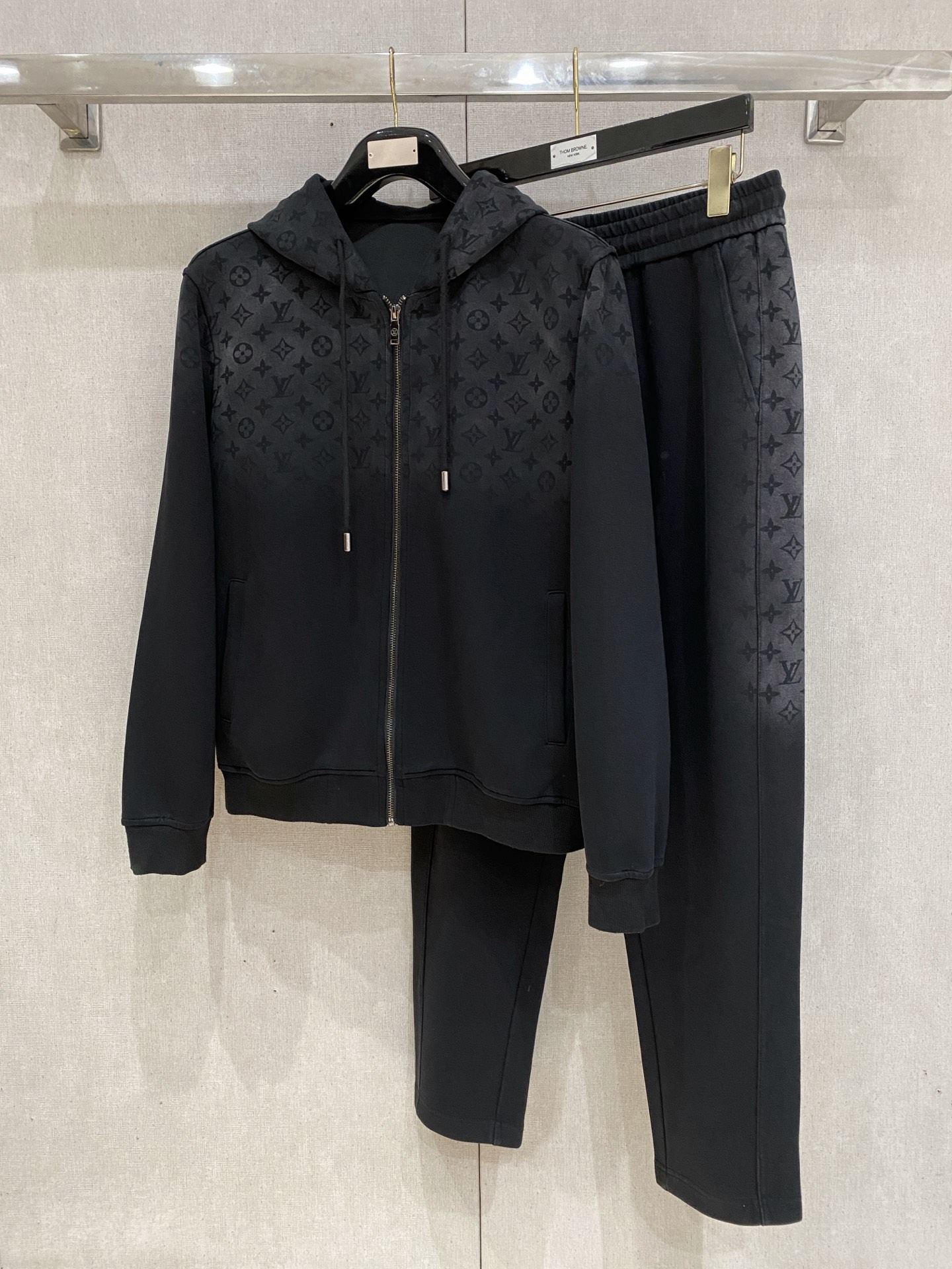 NO:612343,Louis Vuitton LV 2025 new hot-selling cardigan suit. The original product is carefully crafted by top designers. It has a fitting and perfect upper body effect. It is all-natural and high-quality thickened pure cotton. It has a close-fitting comfort, noble and elegant!  Original hardware embodies elegance and nobility!  Counter size M-3XL,,louis vuitton,louis vuitton,alexander wang19860909路易威登 LV 2025全新爆款开衫套装 原单狠货倾注顶级设计师的精心之作 就为一个贴合、完美的上身效果 全天然优质加厚纯棉,贴身的舒适感 高贵典雅！原厂五金无不彰显优雅高贵气质！专柜尺码M-3XL,,louis vuitton,louis vuitton,alexander wang,Men's clothing