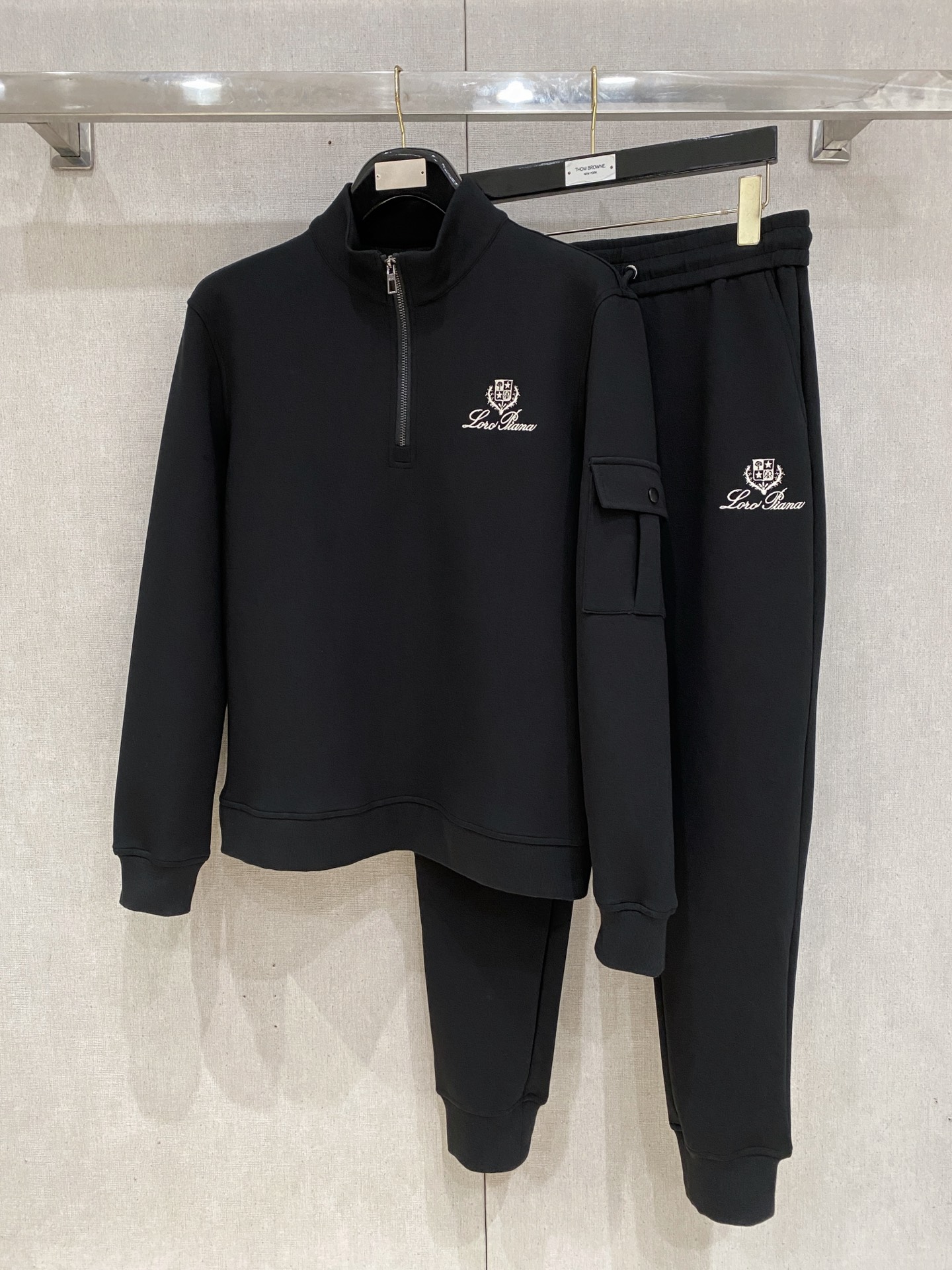 NO:612338,LP's new hot-selling sweatshirt suit. The original product is carefully crafted by top designers. It has a perfect fit and perfect upper body effect. It is all-natural and high-quality and has a thickened new air layer. It provides close-fitting comfort, noble and elegant!  Original hardware embodies elegance and nobility!  Counter sizes M-3XL,,loro piana,hoodie,sweatshirts,alexander wang19860909LP 全新爆款卫衣套装 原单狠货倾注顶级设计师的精心之作 就为一个贴合、完美的上身效果 全天然优质加厚新空气层,贴身的舒适感 高贵典雅！原厂五金无不彰显优雅高贵气质！专柜尺码M-3XL,,loro piana,hoodie,sweatshirts,alexander wang,Men's clothing