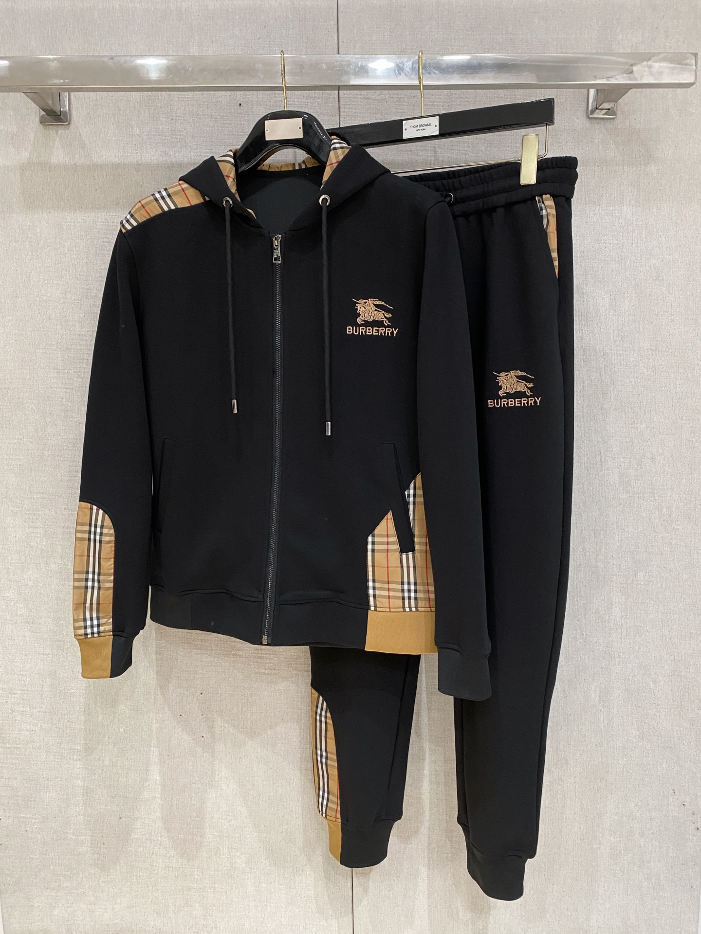 NO:612334,BURberry 2025 new popular cardigan suit. The original product is carefully crafted by top designers. It has a fitting and perfect upper body effect. It is all-natural and high-quality thickened cotton, with a close-fitting comfort. Noble and elegant!  Original hardware embodies elegance and nobility!  Counter size M-3XL,,burberry,burberry,alexander wang19860909巴宝莉 BURberry 2025全新爆款开衫套装 原单狠货倾注顶级设计师的精心之作 就为一个贴合、完美的上身效果 全天然优质加厚纯棉,贴身的舒适感 高贵典雅！原厂五金无不彰显优雅高贵气质！专柜尺码M-3XL,,burberry,burberry,alexander wang,Men's clothing