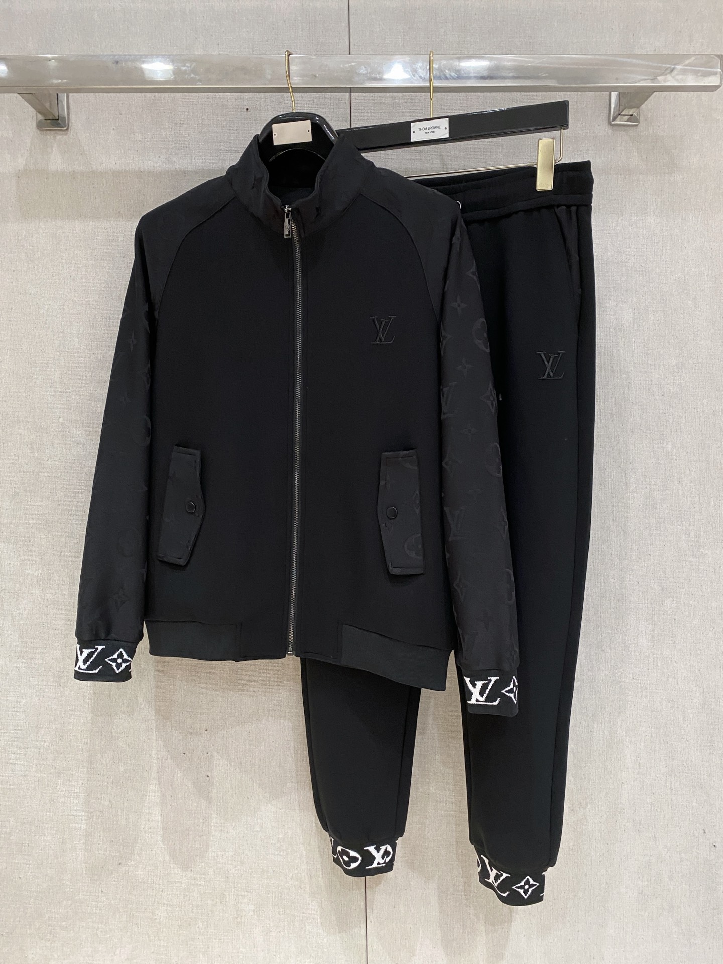 NO:612333,Louis Vuitton LV 2025 new hot-selling cardigan suit. The original product is carefully crafted by top designers. It has a fitting and perfect upper body effect. It is all-natural and high-quality and has a thickened new air layer. It has a close-fitting comfort, noble and elegant!  Original hardware embodies elegance and nobility!  Counter size M-3XL,,louis vuitton,louis vuitton,alexander wang19860909路易威登 LV 2025全新爆款开衫套装 原单狠货倾注顶级设计师的精心之作 就为一个贴合、完美的上身效果 全天然优质加厚新空气层,贴身的舒适感 高贵典雅！原厂五金无不彰显优雅高贵气质！专柜尺码M-3XL,,louis vuitton,louis vuitton,alexander wang,Men's clothing