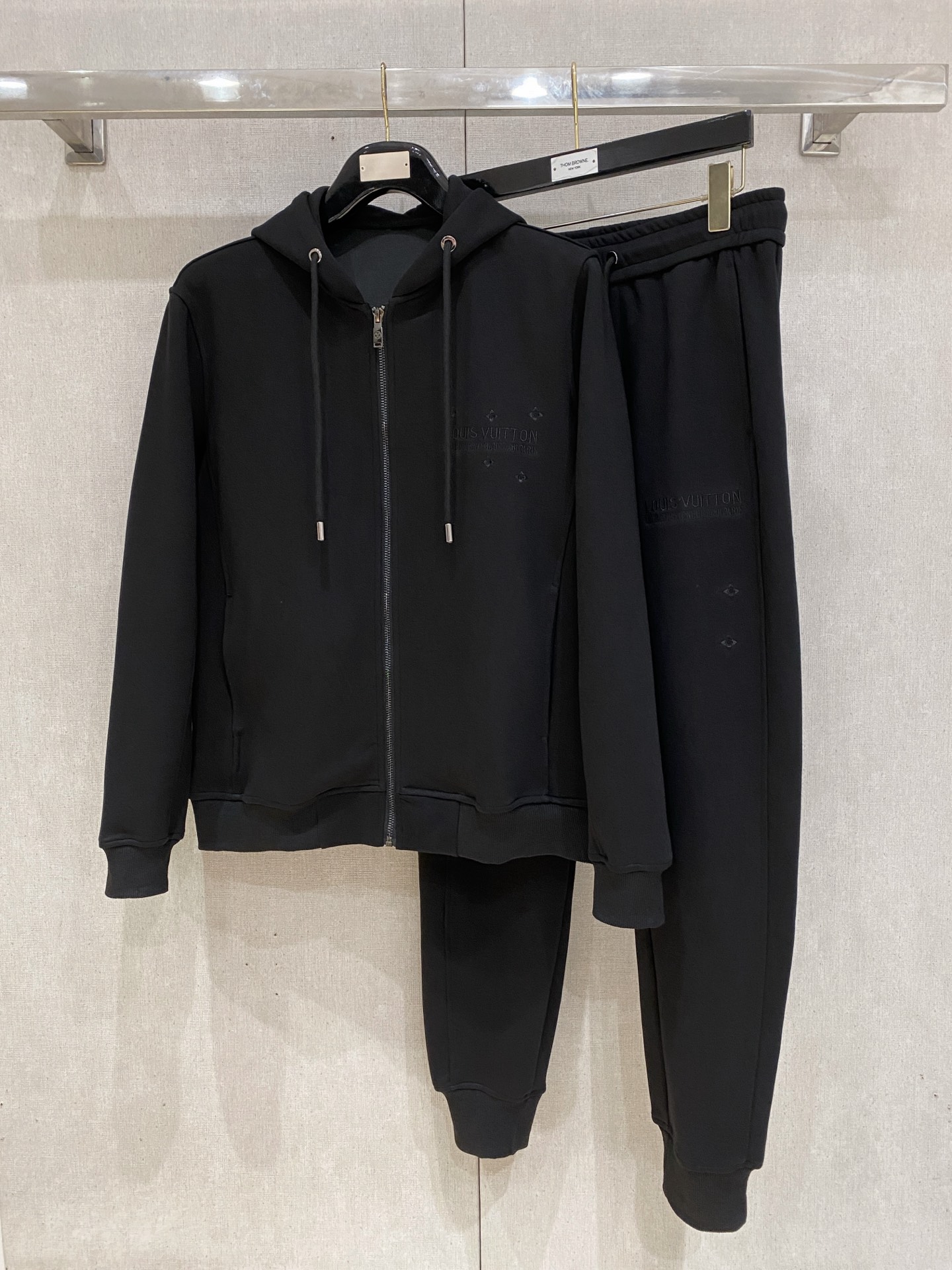 NO:612344,Louis Vuitton LV 2025 new hot-selling cardigan suit. The original product is carefully crafted by top designers. It has a fitting and perfect upper body effect. It is all-natural and high-quality thickened pure cotton. It has a close-fitting comfort, noble and elegant!  Original hardware embodies elegance and nobility!  Counter size M-3XL,,louis vuitton,louis vuitton,alexander wang19860909路易威登 LV 2025全新爆款开衫套装 原单狠货倾注顶级设计师的精心之作 就为一个贴合、完美的上身效果 全天然优质加厚纯棉,贴身的舒适感 高贵典雅！原厂五金无不彰显优雅高贵气质！专柜尺码M-3XL,,louis vuitton,louis vuitton,alexander wang,Men's clothing