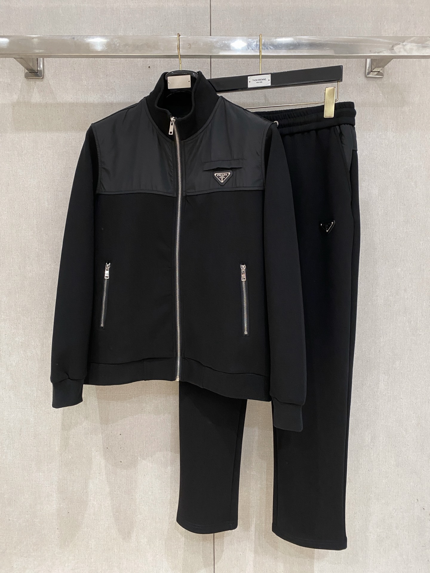 NO:612329,Prada 2025 new popular cardigan suit. The original product is carefully crafted by top designers. It has a fitting and perfect upper body effect. It is all-natural and high-quality and has a thickened new air layer. It has a close-fitting comfort, noble and elegant!  Original hardware embodies elegance and nobility!  Counter size M-3XL,,prada,prada,alexander wang19860909普拉达 Prada 2025全新爆款开衫套装 原单狠货倾注顶级设计师的精心之作 就为一个贴合、完美的上身效果 全天然优质加厚新空气层,贴身的舒适感 高贵典雅！原厂五金无不彰显优雅高贵气质！专柜尺码M-3XL,,prada,prada,alexander wang,Men's clothing