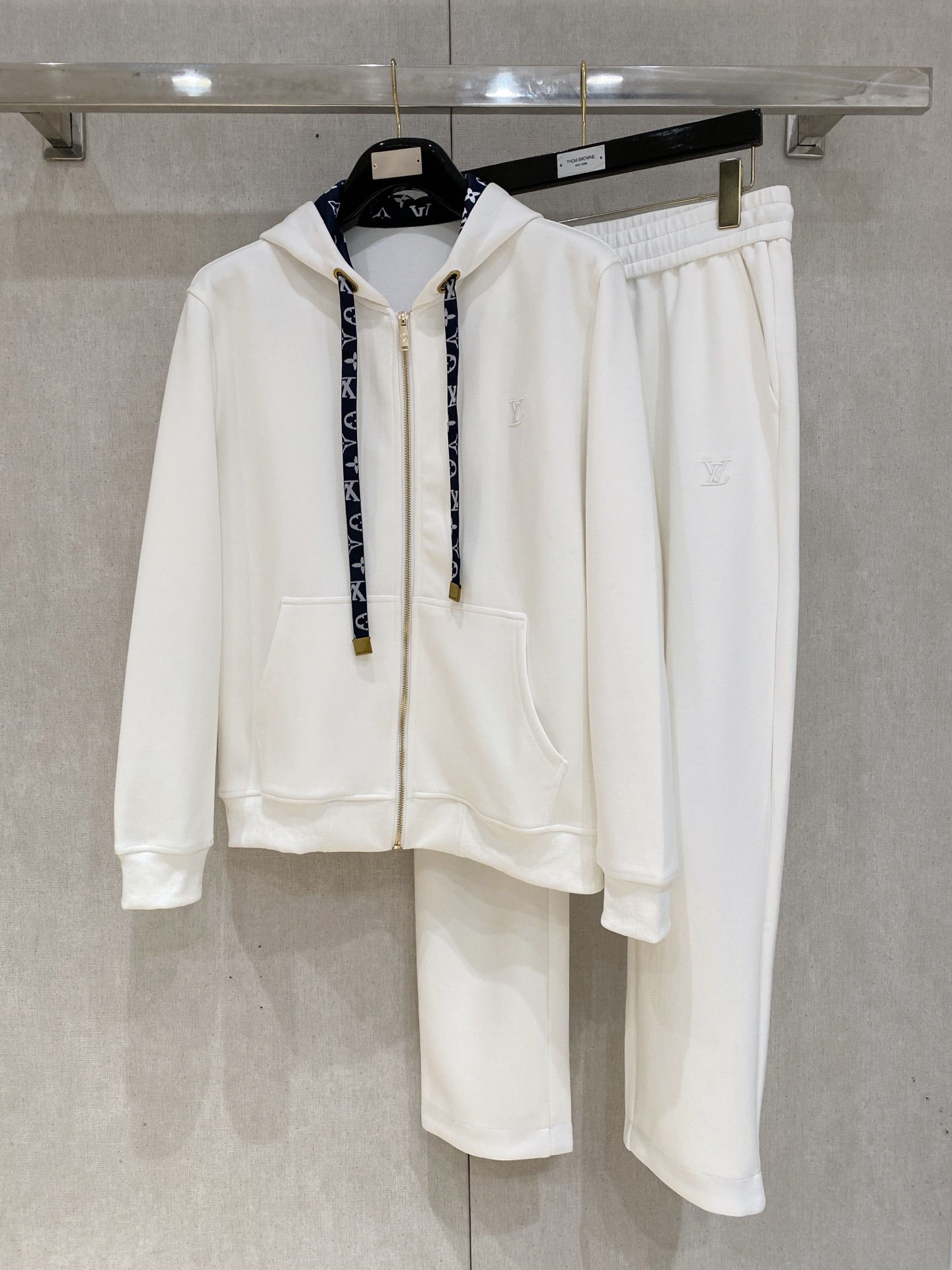 NO:612339,Louis Vuitton LV 2025 new hot-selling cardigan suit. The original product is carefully crafted by top designers. It has a fitting and perfect upper body effect. It is all-natural and high-quality thickened pure cotton. It has a close-fitting comfort, noble and elegant!  Original hardware embodies elegance and nobility!  Counter size M-3XL,,louis vuitton,louis vuitton,alexander wang19860909路易威登 LV 2025全新爆款开衫套装 原单狠货倾注顶级设计师的精心之作 就为一个贴合、完美的上身效果 全天然优质加厚纯棉,贴身的舒适感 高贵典雅！原厂五金无不彰显优雅高贵气质！专柜尺码M-3XL,,louis vuitton,louis vuitton,alexander wang,Men's clothing