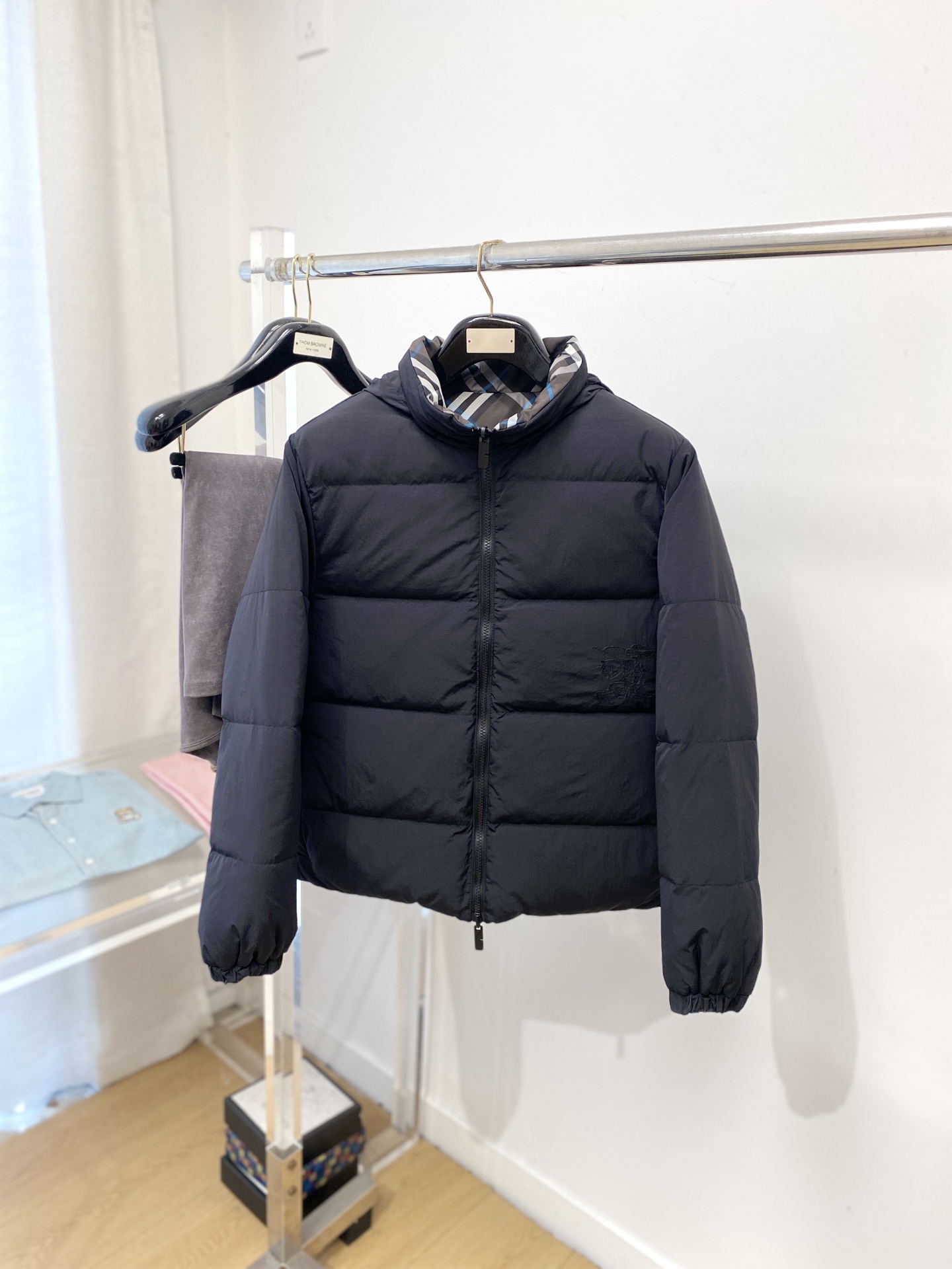 NO:597794,Burberry, 2025 new product, double-sided cotton jacket, fashionable and handsome, simple and versatile, exquisite embroidery pattern logo on the bottom, customized original fabric, not only crisp and trendy silhouette, but also comfortable to wear, more delicate yarn, size S-XL,,burberry,jackets & coats,jackets & coats,alexander wang19860909巴宝莉、2025新品双面穿棉服夹克外套,时尚帅气,简约百搭款,衣下精致刺绣图案logo,定制原版面料,不仅挺括,保持潮流的廓形,又穿着舒适,纱织更细腻,码数S-XL,,burberry,jackets & coats,jackets & coats,alexander wang,Men's clothing