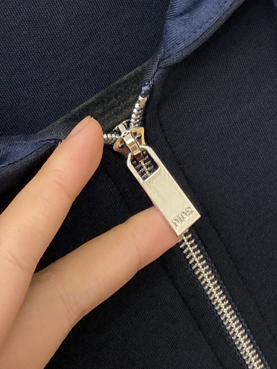 迪奥、2025新品卫衣外套，时尚帅气，简约百搭款，胸前精致刺绣图案logo，定制原版面料，不仅挺括，保持