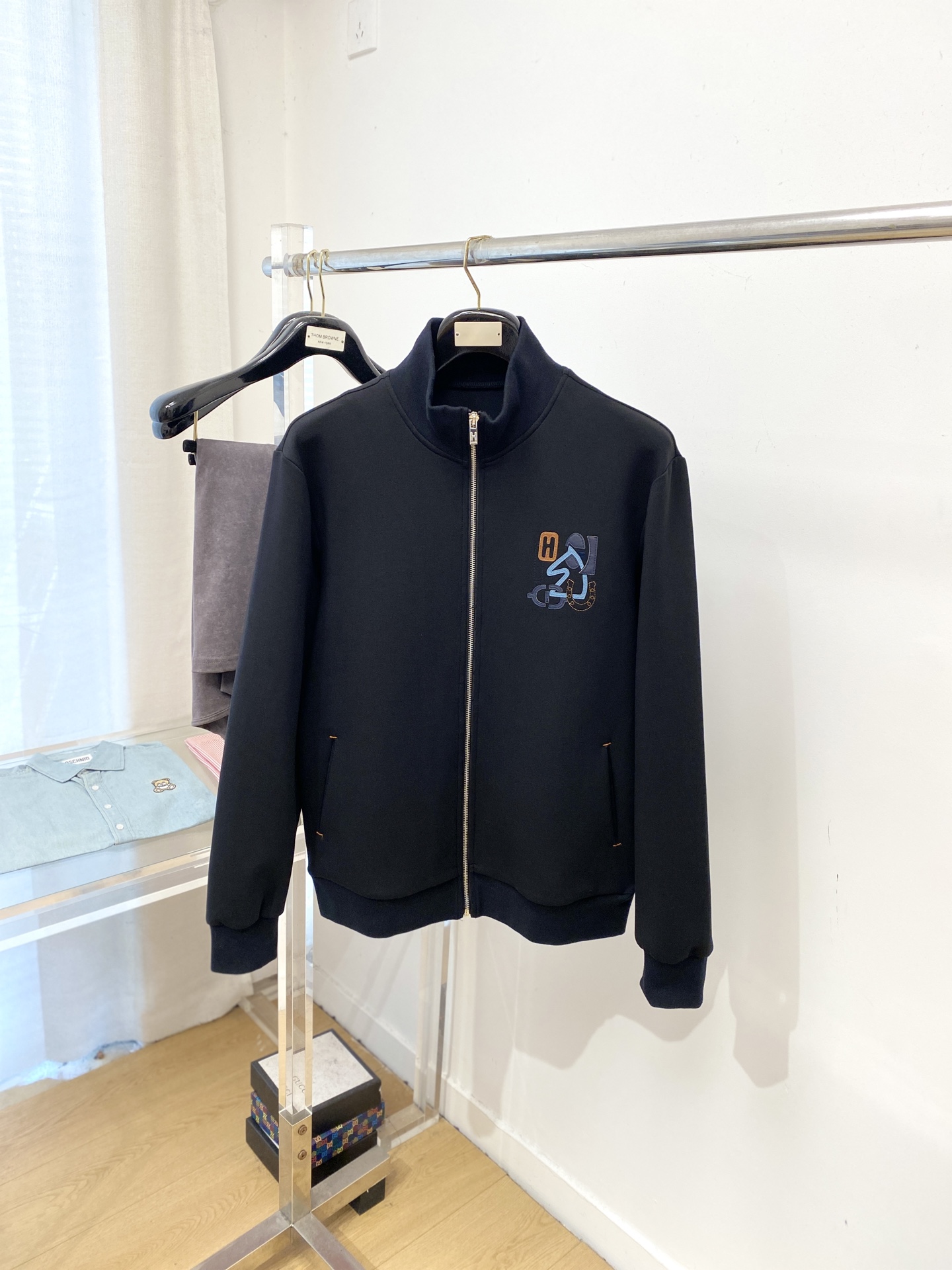 NO:595114,Hermes, 2025 new sweatshirt jacket, fashionable and handsome, simple and versatile, embroidered logo on the chest, customized original fabric, not only stiff, maintaining the trendy silhouette, but also comfortable to wear, the yarn is more delicate, size M-3XL,, hermes, hoodie, sweatshirts, jackets & coats, alexander wang19860909爱马仕、2025新品卫衣外套,时尚帅气,简约百搭款,胸前刺绣装饰图案logo,定制原版面料,不仅挺括,保持潮流的廓形,又穿着舒适,纱织更细腻,码数M-3XL,,hermes,hoodie,sweatshirts,jackets & coats,alexander wang,Men's clothing