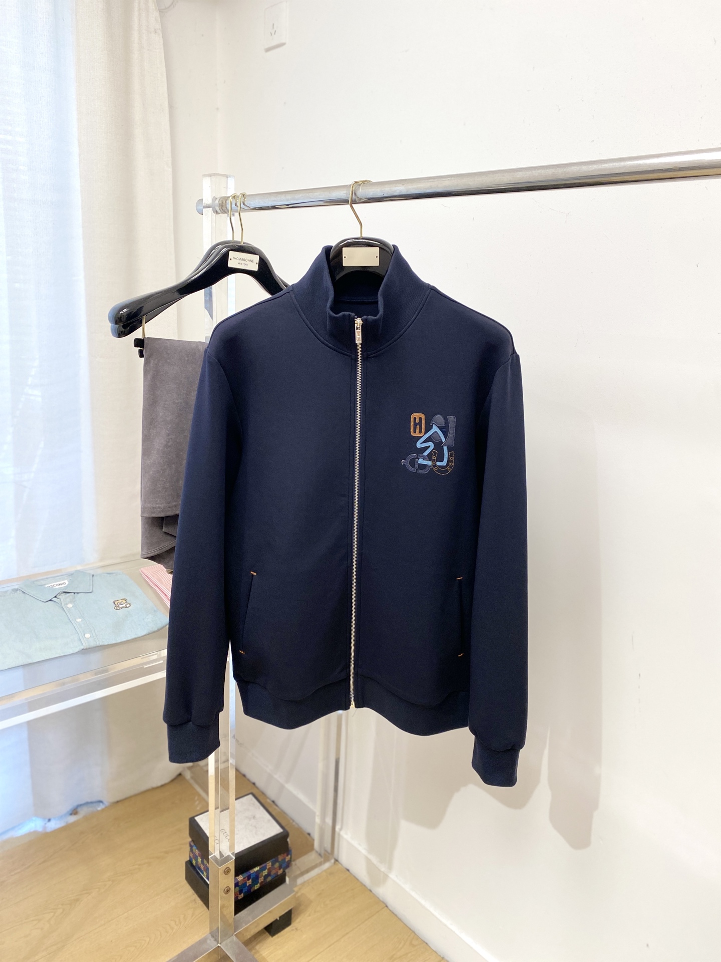 NO:595118,Hermes, 2025 new sweatshirt jacket, fashionable and handsome, simple and versatile, embroidered logo on the chest, customized original fabric, not only stiff, maintaining the trendy silhouette, but also comfortable to wear, the yarn is more delicate, size M-3XL,, hermes, hoodie, sweatshirts, jackets & coats, alexander wang19860909爱马仕、2025新品卫衣外套,时尚帅气,简约百搭款,胸前刺绣装饰图案logo,定制原版面料,不仅挺括,保持潮流的廓形,又穿着舒适,纱织更细腻,码数M-3XL,,hermes,hoodie,sweatshirts,jackets & coats,alexander wang,Men's clothing