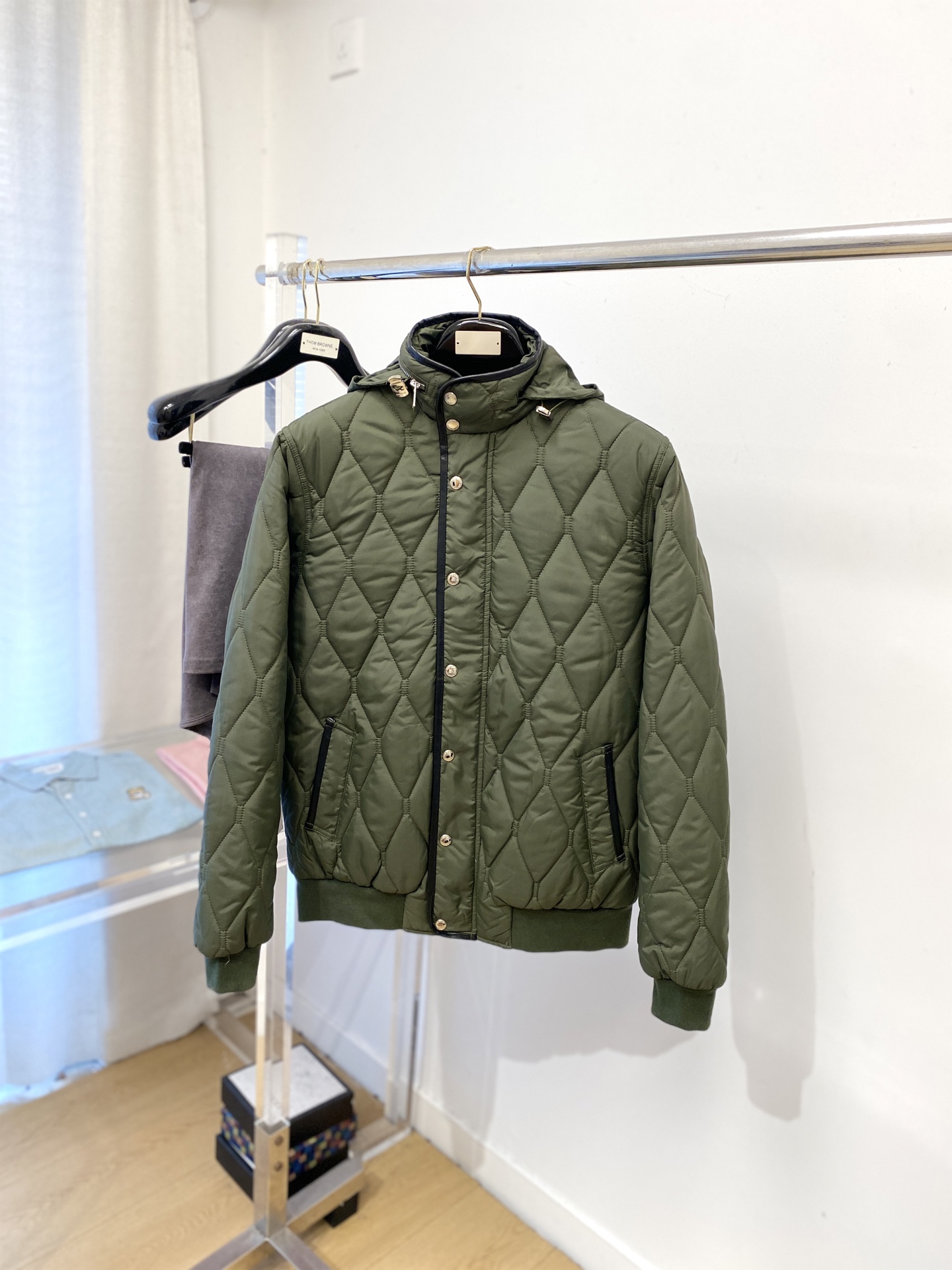 NO:595111,Burberry, 2025 new jacket cotton jacket, fashionable and handsome, simple and versatile, original hardware accessories logo, customized original fabric, not only crisp and trendy silhouette, but also comfortable to wear, more delicate yarn weaving, size M-3XL,,burberry,jackets & coats,jackets & coats,alexander wang19860909巴宝莉、2025新品夹克棉外套,时尚帅气,简约百搭款,原版五金辅料logo,定制原版面料,不仅挺括,保持潮流的廓形,又穿着舒适,纱织更细腻,码数M-3XL,,burberry,jackets & coats,jackets & coats,alexander wang,Men's clothing