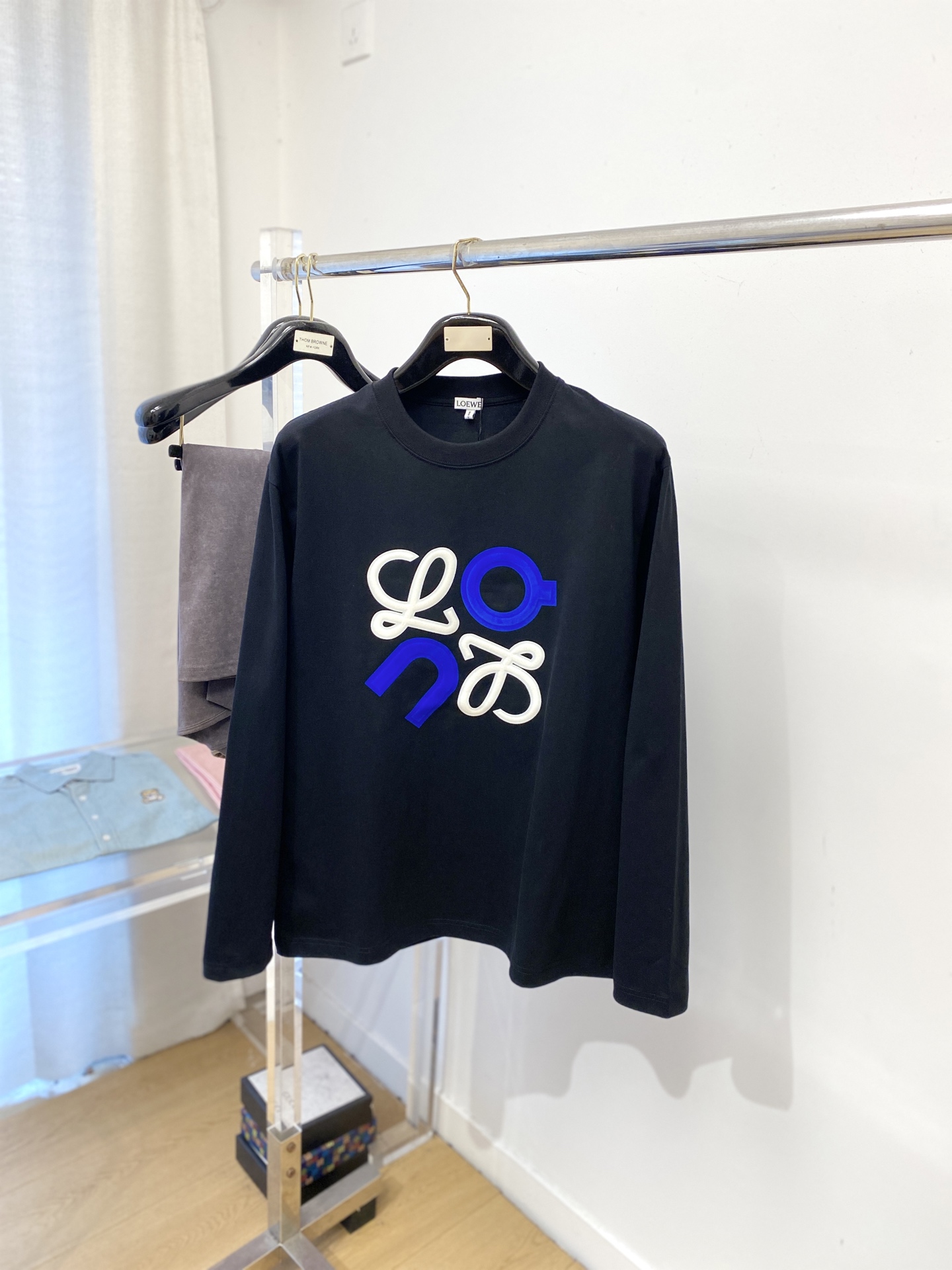 NO:595093,Loewe, 2025 new long-sleeved product, handsome and fashionable, top-notch rubber pattern logo on the chest, simple and versatile. The fabric cotton is not only crisp and maintains the trendy silhouette, but also comfortable to wear, and the yarn is more delicate. Size XS-L,, loewe, alexander wang19860909罗意威、2025新品长袖,帅气时尚,胸前顶级印胶图案logo,简约百搭款.面料棉 不仅挺括,保持潮流的廓形,又穿着舒适,纱织更细腻,码数XS-L,,loewe,alexander wang,Men's clothing