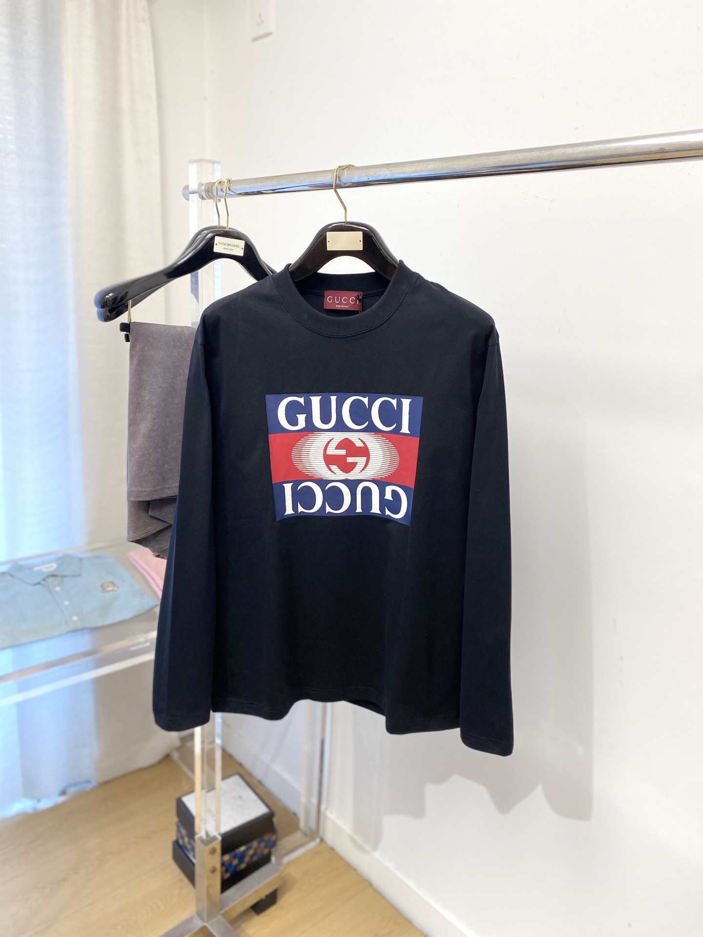 NO:595096,Gucci, 2025 new long-sleeved, handsome and fashionable, top-notch printed letter logo on the chest, simple and versatile. The fabric is cotton. It is not only crisp and maintains the trendy silhouette, but also comfortable to wear. The yarn is more delicate. Size XS-L,, alexander wang19860909古奇、2025新品长袖,帅气时尚,胸前顶级印花字母logo,简约百搭款.面料棉 不仅挺括,保持潮流的廓形,又穿着舒适,纱织更细腻,码数XS-L,,alexander wang,Men's clothing