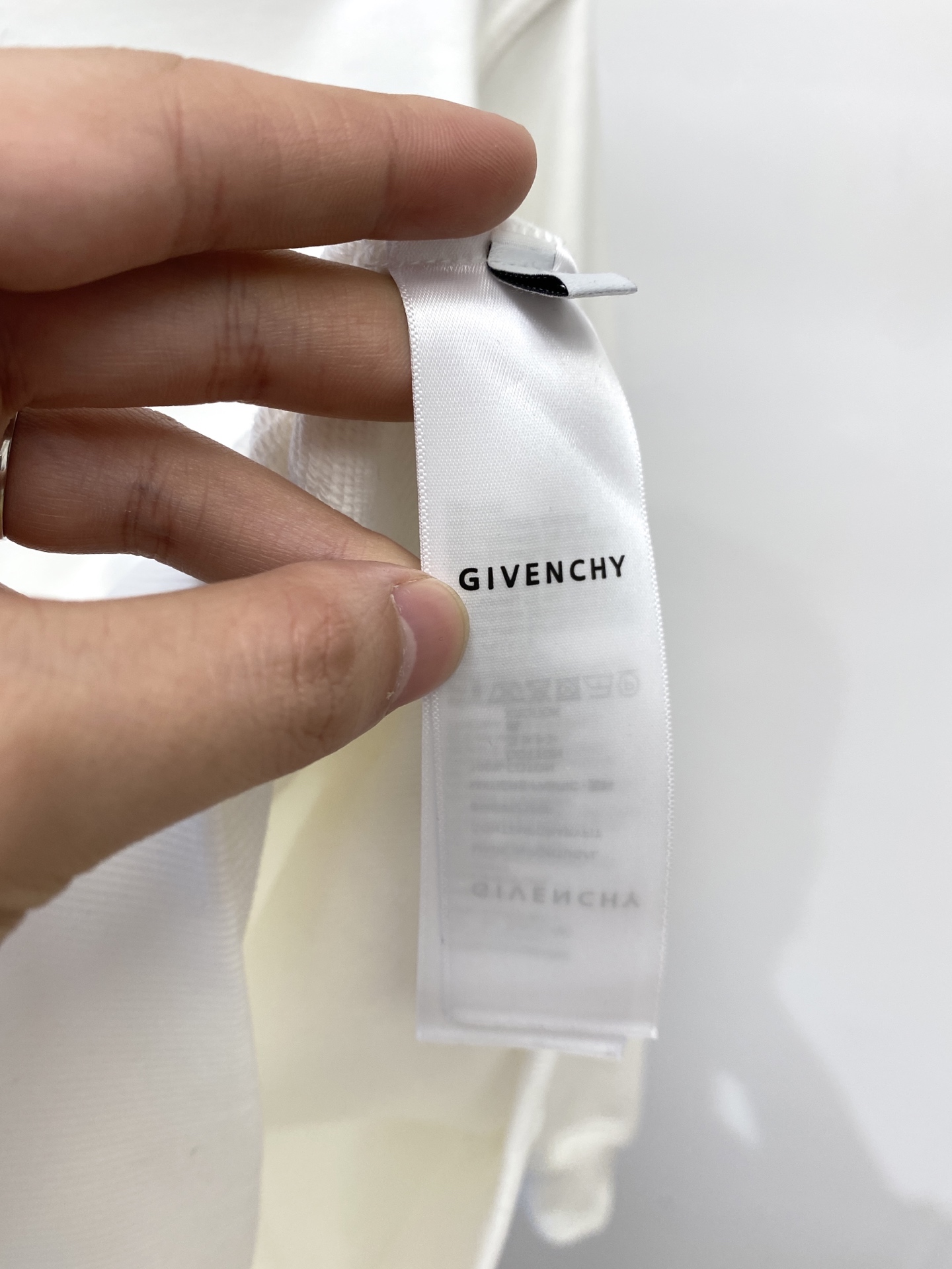 纪梵希、2025新品卫衣，帅气时尚，胸口顶级印花字母logo，简约百搭款。面料棉 不仅挺括，保持潮流的廓