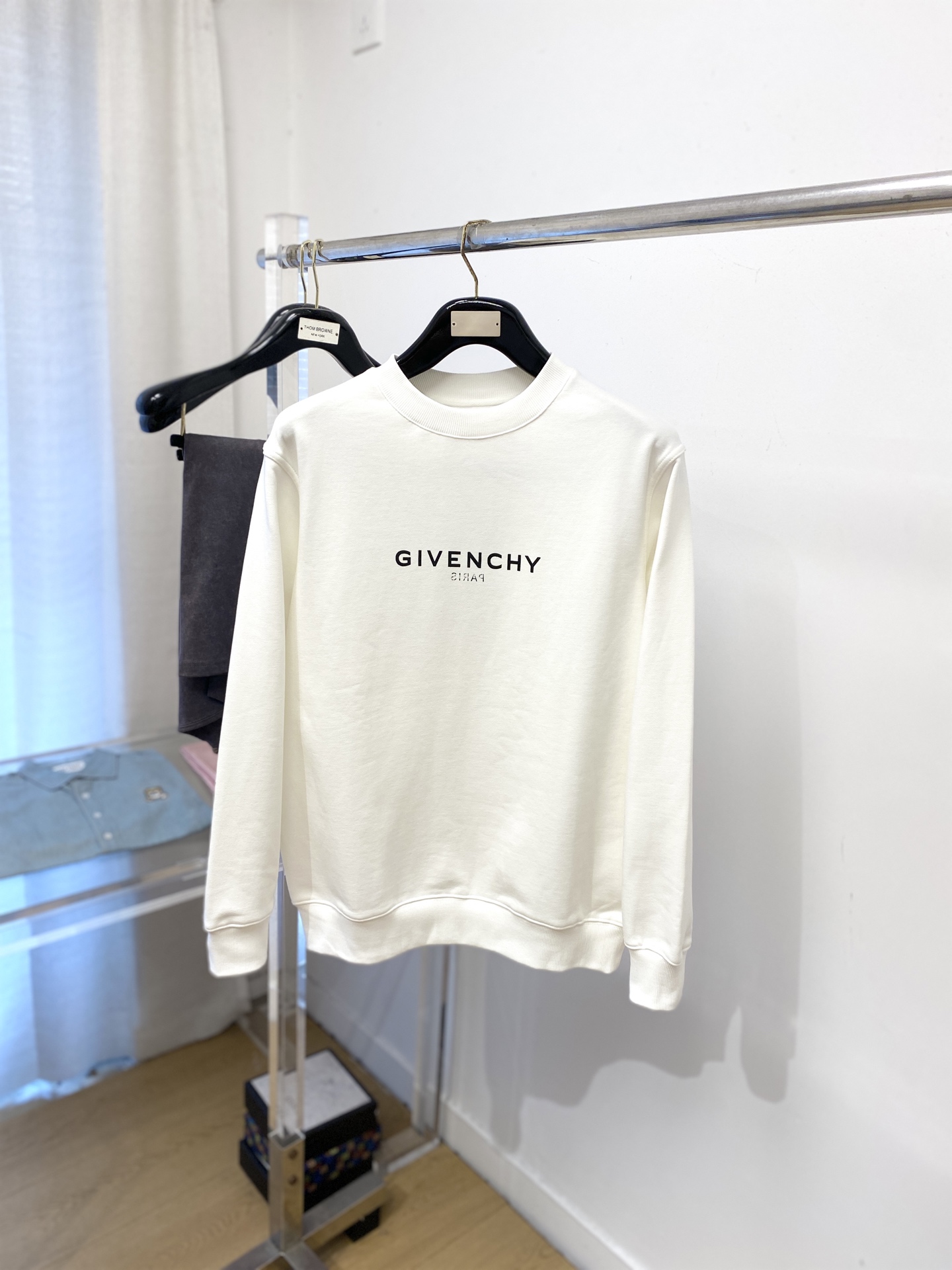 NO:595102,Givenchy, 2025 new sweatshirt, handsome and fashionable, top-notch printed letter logo on the chest, simple and versatile. The fabric cotton is not only crisp and maintains the trendy silhouette, but also comfortable to wear, and the yarn is more delicate. Size XS-L,,givenchy,hoodie,sweatshirts,alexander wang19860909纪梵希、2025新品卫衣,帅气时尚,胸口顶级印花字母logo,简约百搭款.面料棉 不仅挺括,保持潮流的廓形,又穿着舒适,纱织更细腻,码数XS-L,,givenchy,hoodie,sweatshirts,alexander wang,Men's clothing