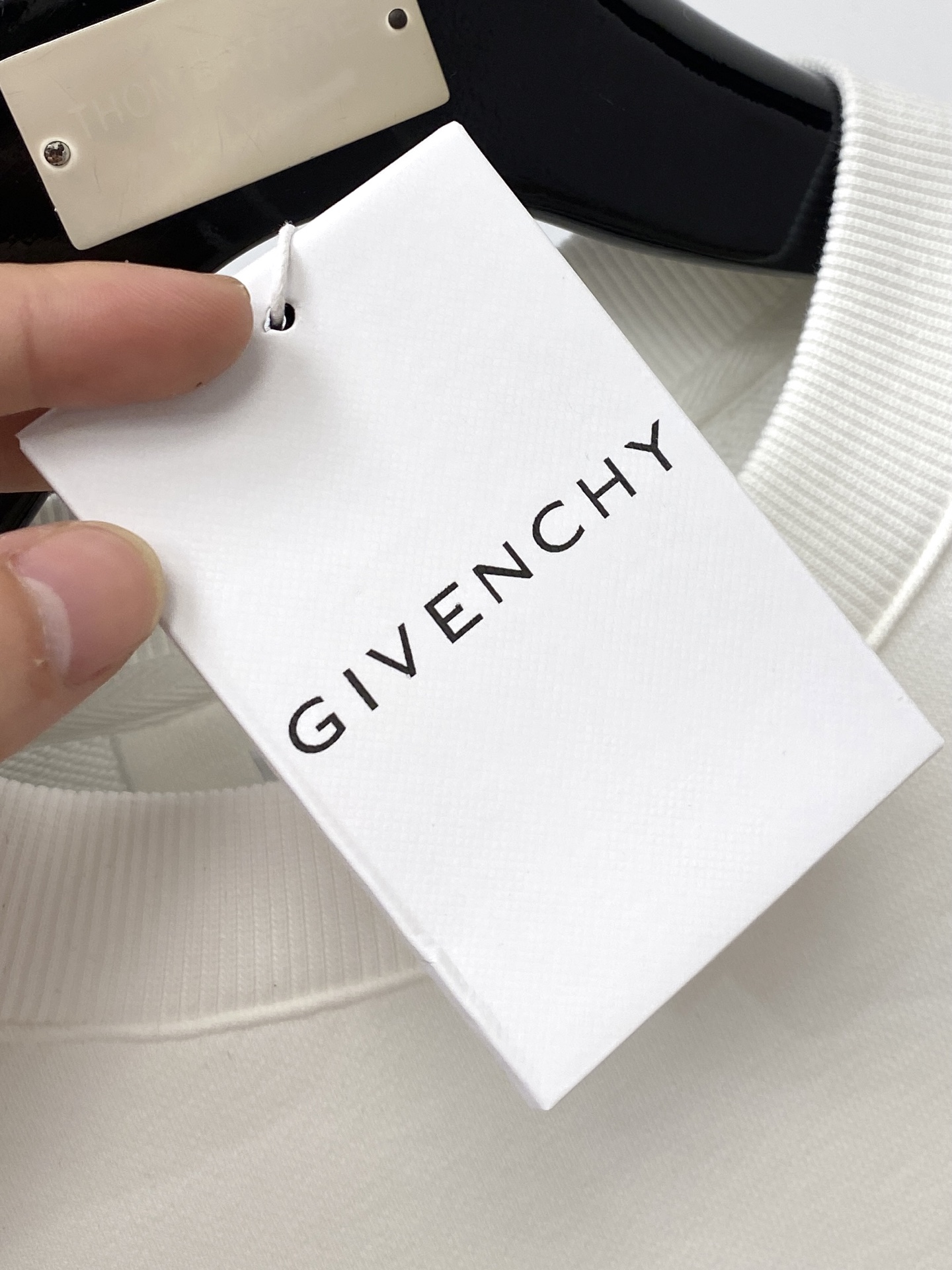 纪梵希、2025新品卫衣，帅气时尚，胸口顶级印花字母logo，简约百搭款。面料棉 不仅挺括，保持潮流的廓