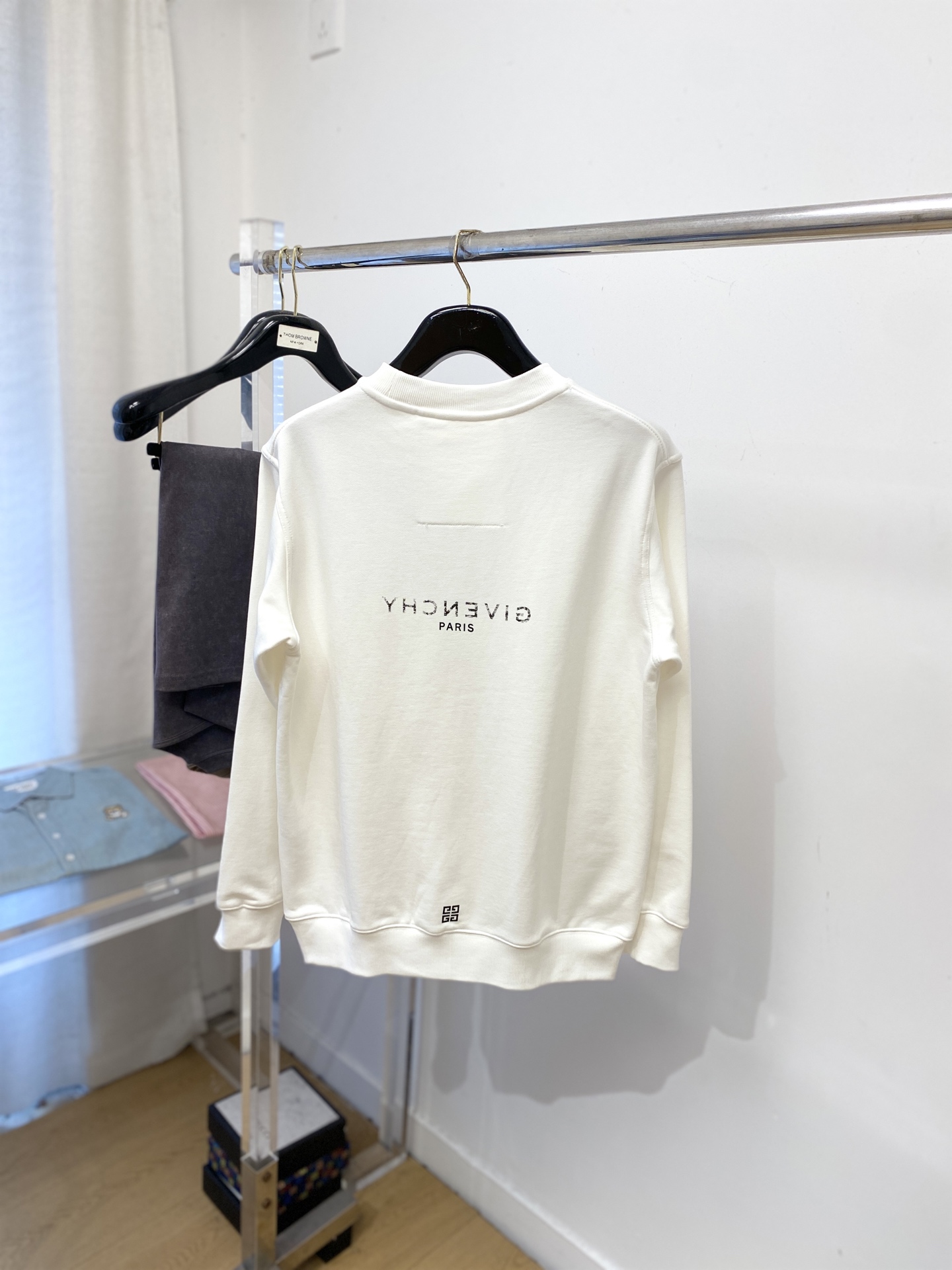 纪梵希、2025新品卫衣，帅气时尚，胸口顶级印花字母logo，简约百搭款。面料棉 不仅挺括，保持潮流的廓