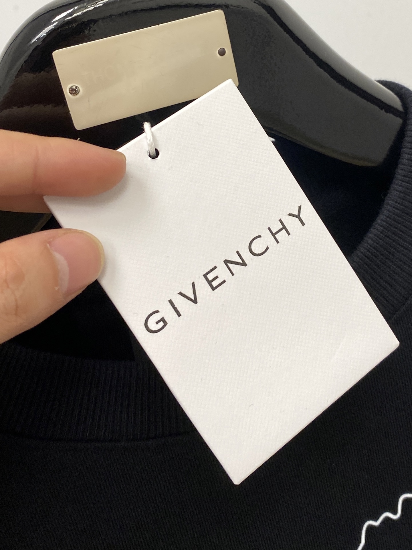 纪梵希、2025新品卫衣，帅气时尚，胸口顶级印胶字母logo，简约百搭款。面料棉 不仅挺括，保持潮流的廓