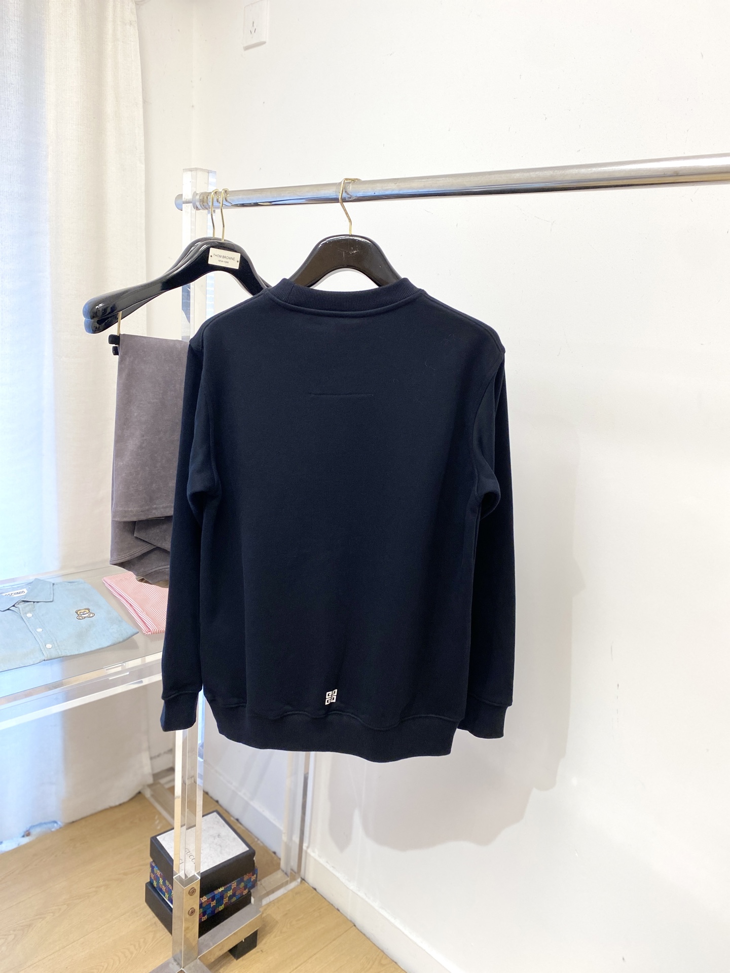 纪梵希、2025新品卫衣，帅气时尚，胸口顶级印胶字母logo，简约百搭款。面料棉 不仅挺括，保持潮流的廓