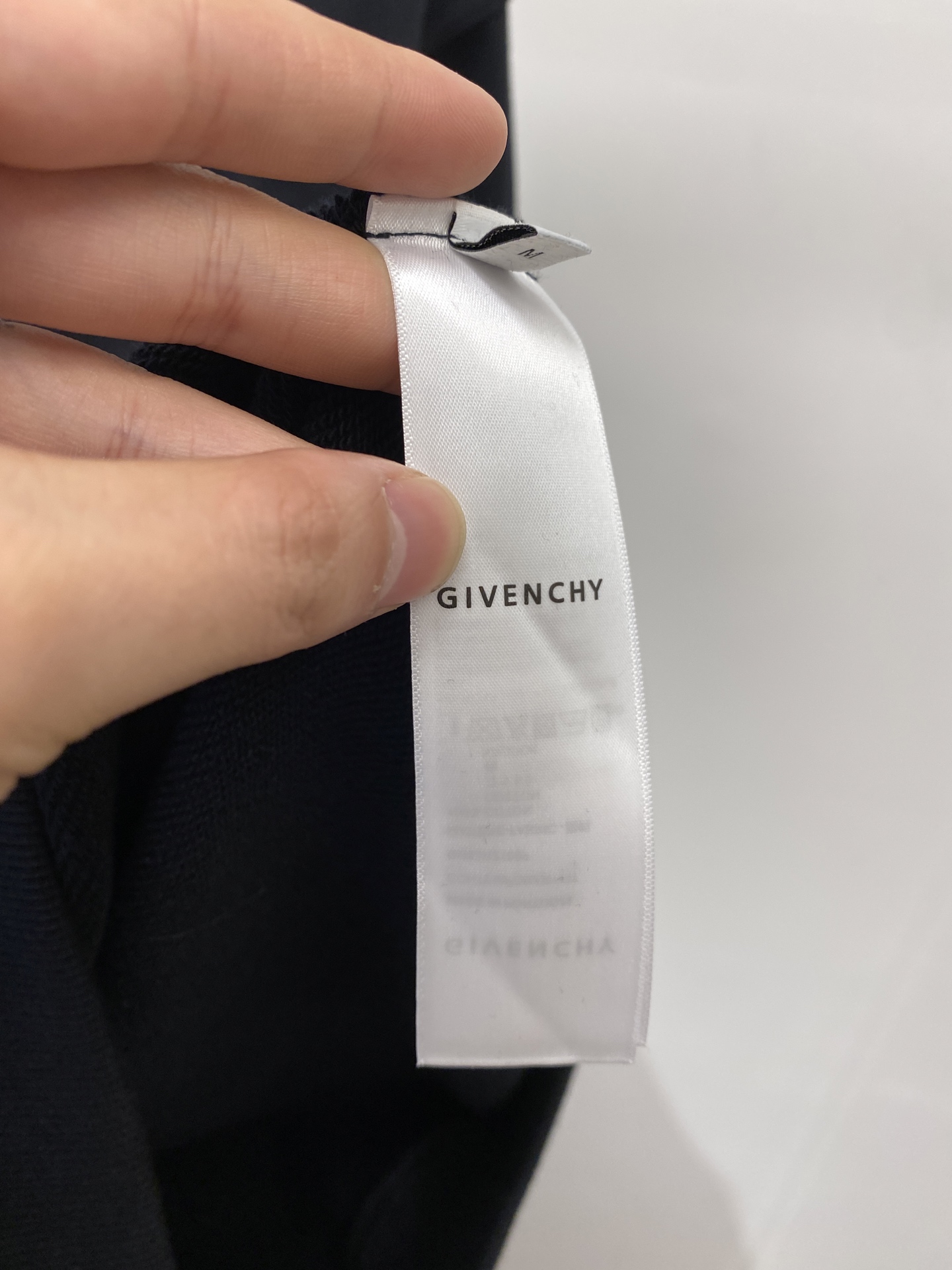 纪梵希、2025新品卫衣，帅气时尚，胸口顶级印胶字母logo，简约百搭款。面料棉 不仅挺括，保持潮流的廓