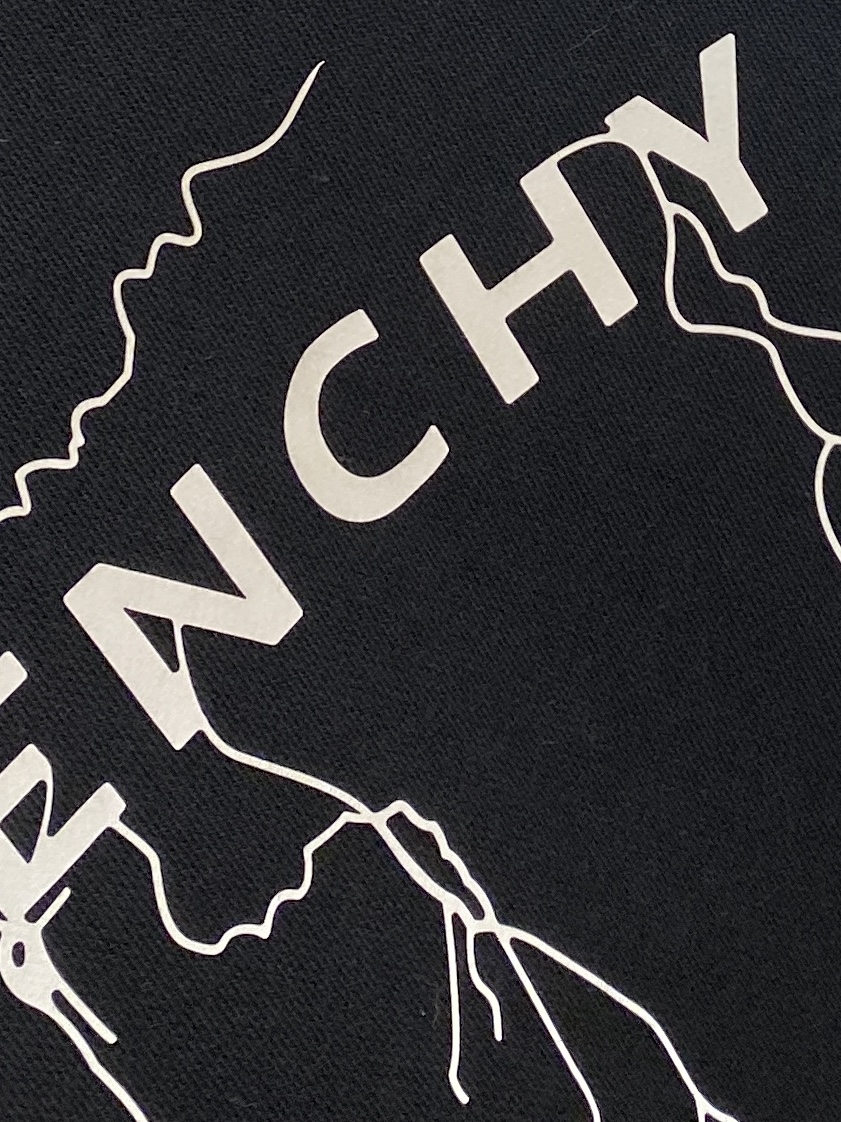 纪梵希、2025新品卫衣，帅气时尚，胸口顶级印胶字母logo，简约百搭款。面料棉 不仅挺括，保持潮流的廓