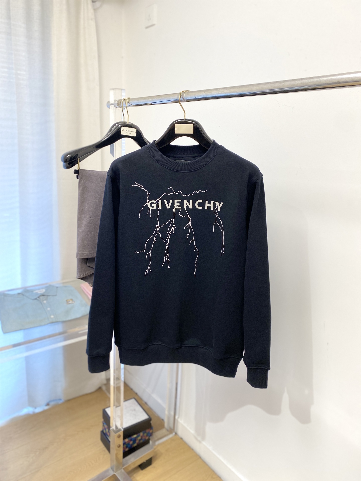 NO:595099,Givenchy, 2025 new sweatshirt, handsome and fashionable, top-notch printed letter logo on the chest, simple and versatile. The fabric cotton is not only crisp and maintains the trendy silhouette, but also comfortable to wear, and the yarn is more delicate. Size XS-L,,givenchy,hoodie,sweatshirts,alexander wang19860909纪梵希、2025新品卫衣,帅气时尚,胸口顶级印胶字母logo,简约百搭款.面料棉 不仅挺括,保持潮流的廓形,又穿着舒适,纱织更细腻,码数XS-L,,givenchy,hoodie,sweatshirts,alexander wang,Men's clothing