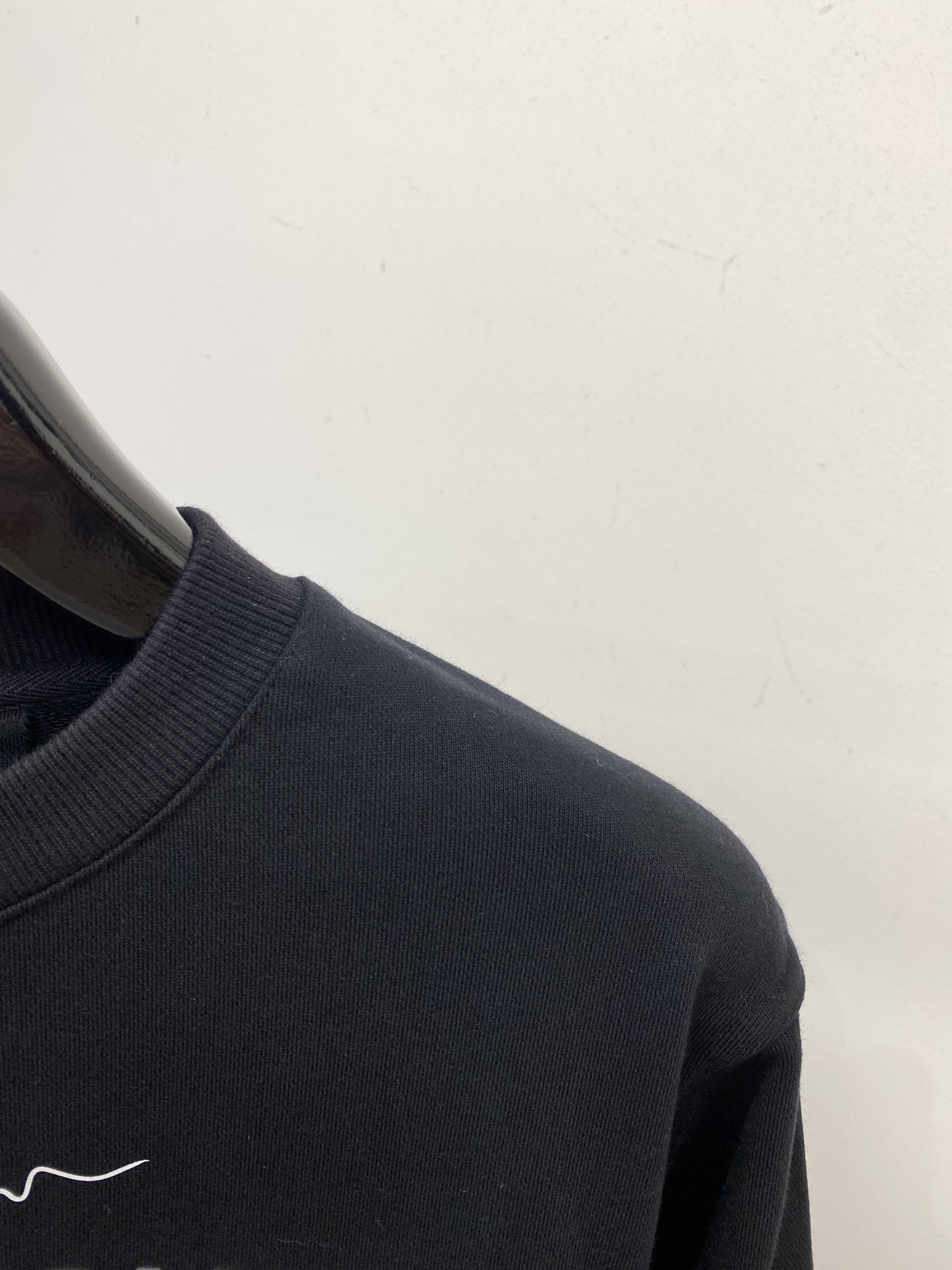 纪梵希、2025新品卫衣，帅气时尚，胸口顶级印胶字母logo，简约百搭款。面料棉 不仅挺括，保持潮流的廓