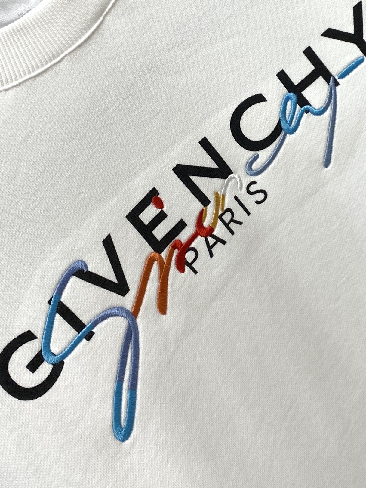 纪梵希、2025新品卫衣，帅气时尚，胸口精致刺绣字母logo，简约百搭款。面料棉 不仅挺括，保持潮流的廓