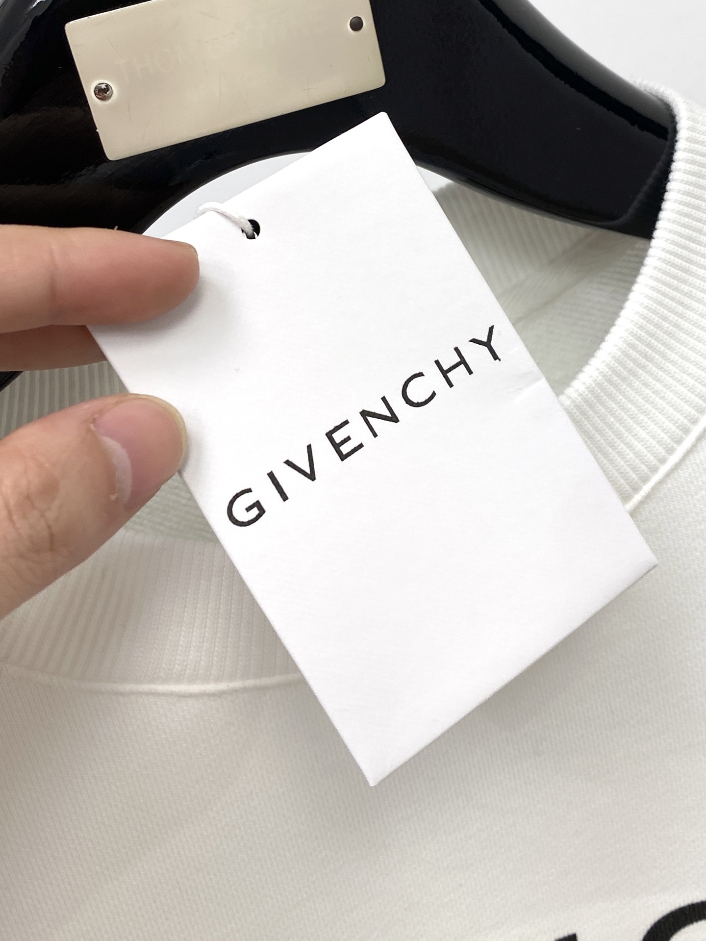 纪梵希、2025新品卫衣，帅气时尚，胸口精致刺绣字母logo，简约百搭款。面料棉 不仅挺括，保持潮流的廓