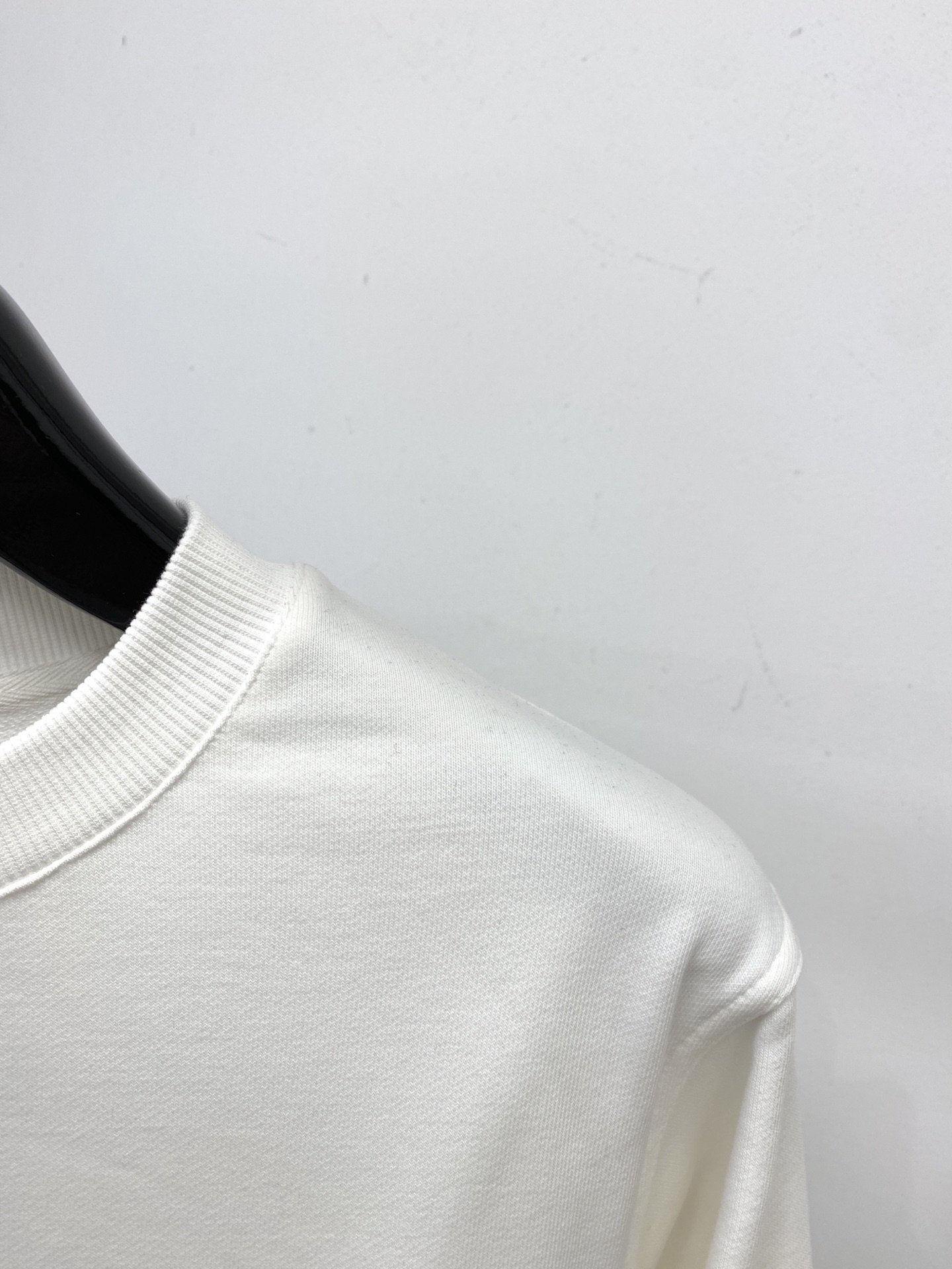 纪梵希、2025新品卫衣，帅气时尚，胸口精致刺绣字母logo，简约百搭款。面料棉 不仅挺括，保持潮流的廓