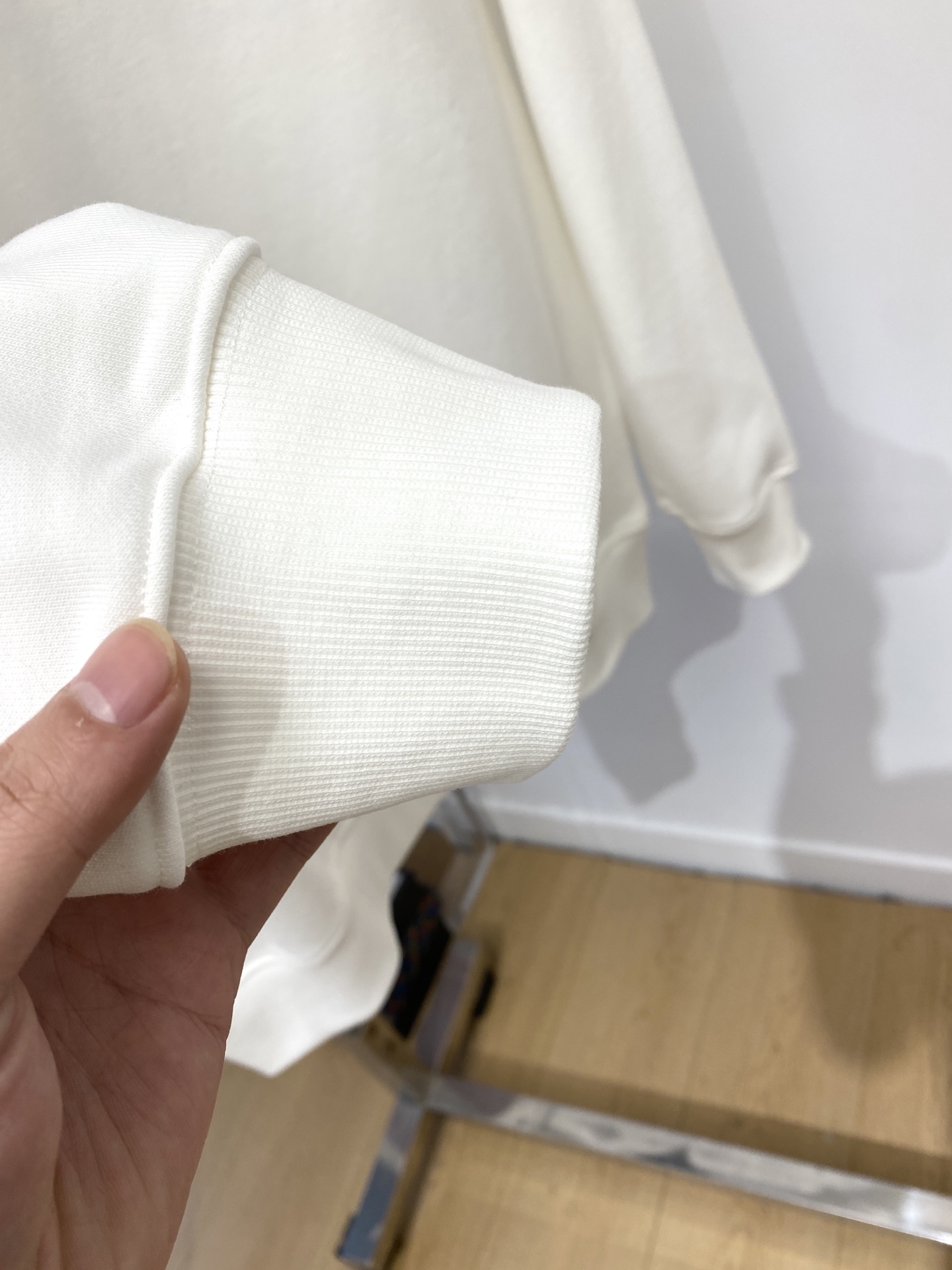 纪梵希、2025新品卫衣，帅气时尚，胸口精致刺绣字母logo，简约百搭款。面料棉 不仅挺括，保持潮流的廓