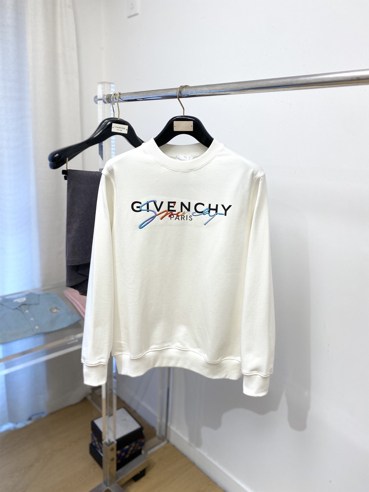 纪梵希、2025新品卫衣，帅气时尚，胸口精致刺绣字母logo，简约百搭款。面料棉 不仅挺括，保持潮流的廓