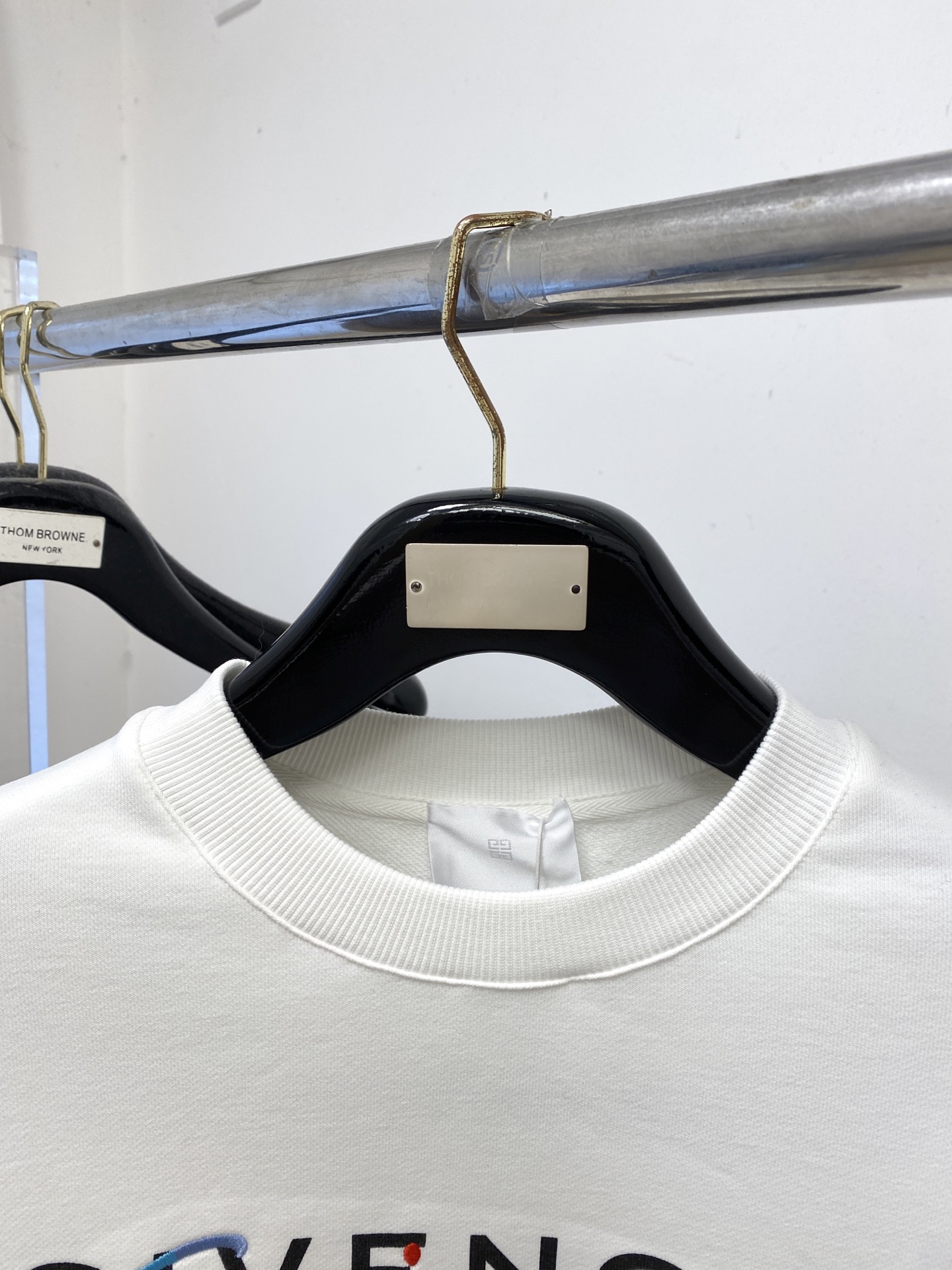 纪梵希、2025新品卫衣，帅气时尚，胸口精致刺绣字母logo，简约百搭款。面料棉 不仅挺括，保持潮流的廓