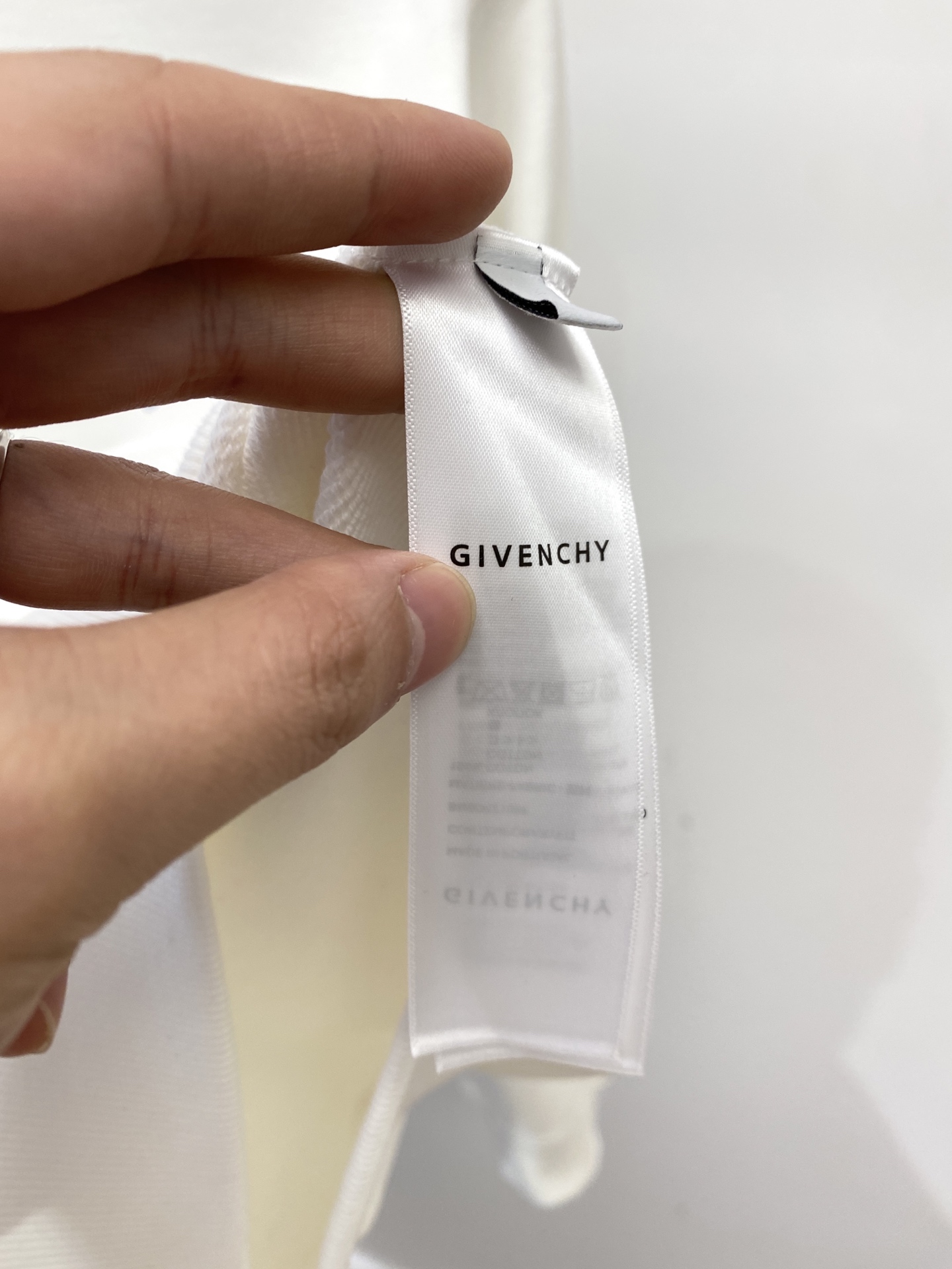 纪梵希、2025新品卫衣，帅气时尚，胸口精致刺绣字母logo，简约百搭款。面料棉 不仅挺括，保持潮流的廓