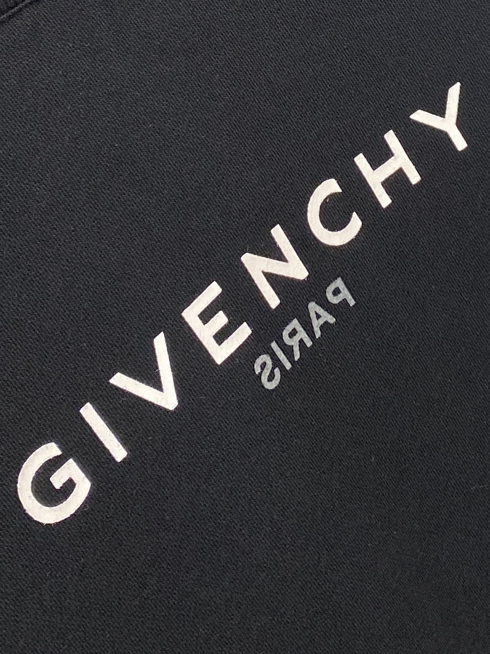 纪梵希、2025新品卫衣，帅气时尚，胸口精致刺绣字母logo，简约百搭款。面料棉 不仅挺括，保持潮流的廓