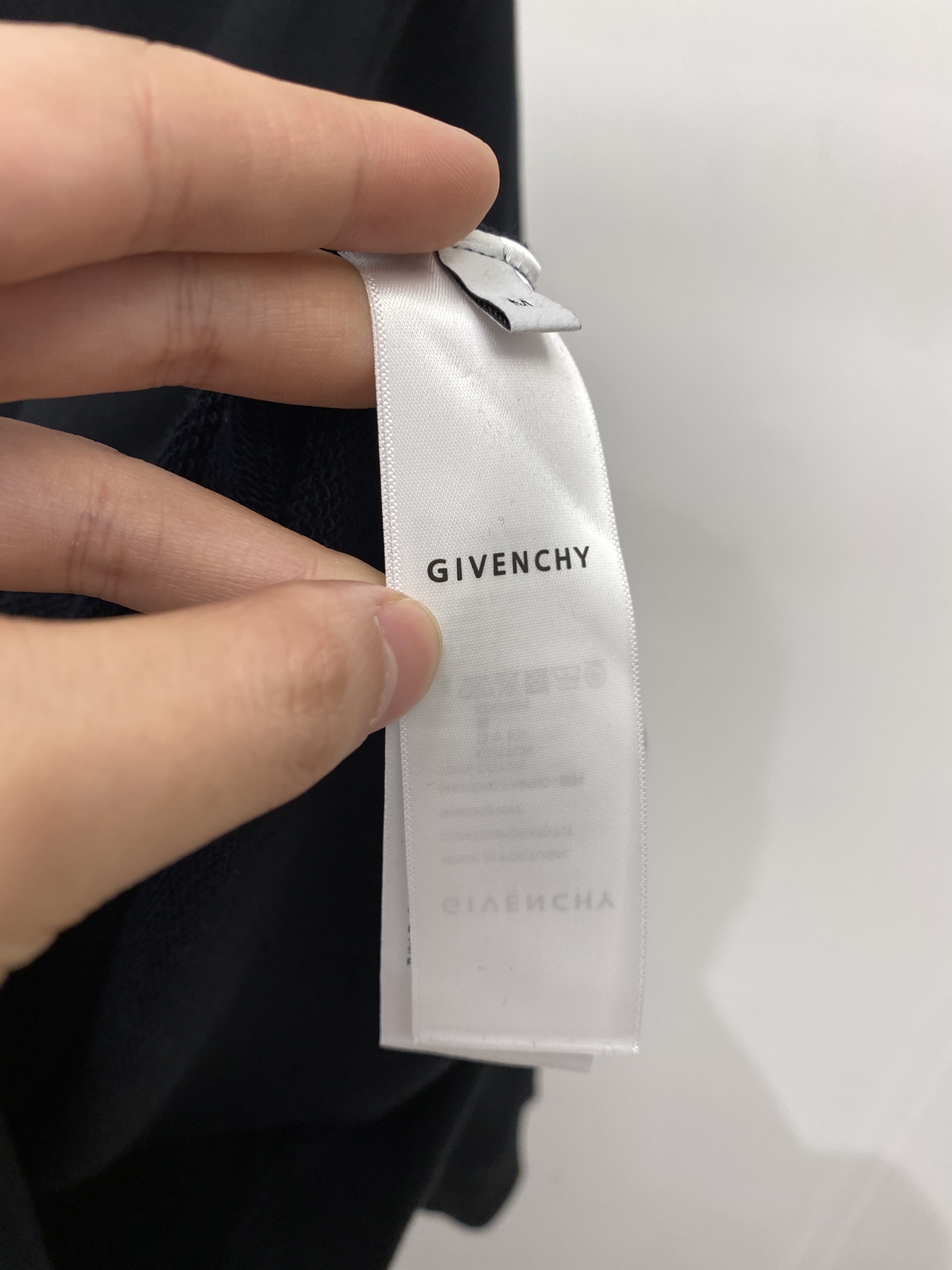 纪梵希、2025新品卫衣，帅气时尚，胸口精致刺绣字母logo，简约百搭款。面料棉 不仅挺括，保持潮流的廓