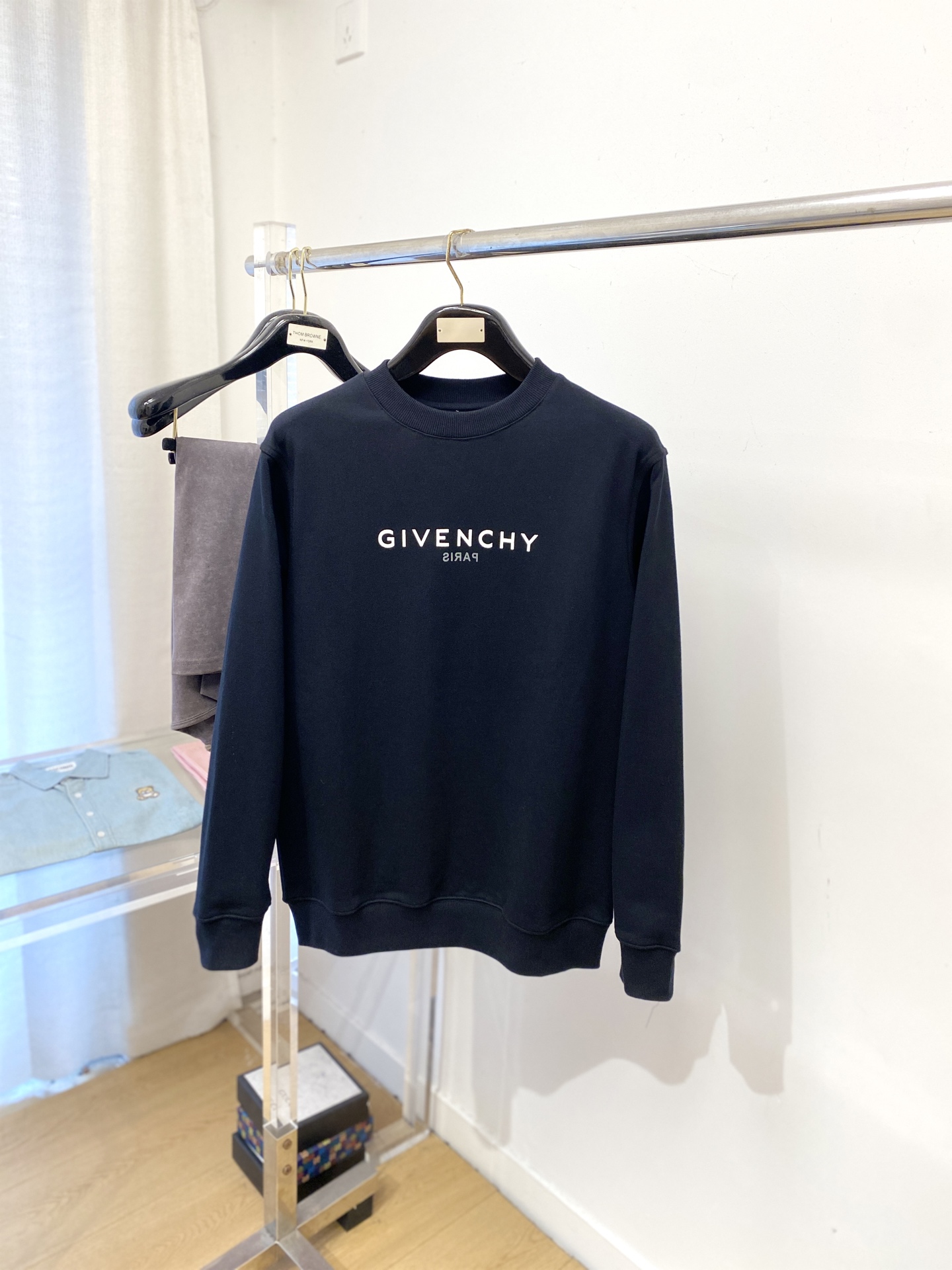 NO:595105,Givenchy, 2025 new sweatshirt, handsome and fashionable, with exquisite embroidered letter logo on the chest, simple and versatile. The fabric cotton is not only crisp and maintains the trendy silhouette, but also comfortable to wear, and the yarn is more delicate. Size XS-L,,givenchy,hoodie,sweatshirts,alexander wang19860909纪梵希、2025新品卫衣,帅气时尚,胸口精致刺绣字母logo,简约百搭款.面料棉 不仅挺括,保持潮流的廓形,又穿着舒适,纱织更细腻,码数XS-L,,givenchy,hoodie,sweatshirts,alexander wang,Men's clothing