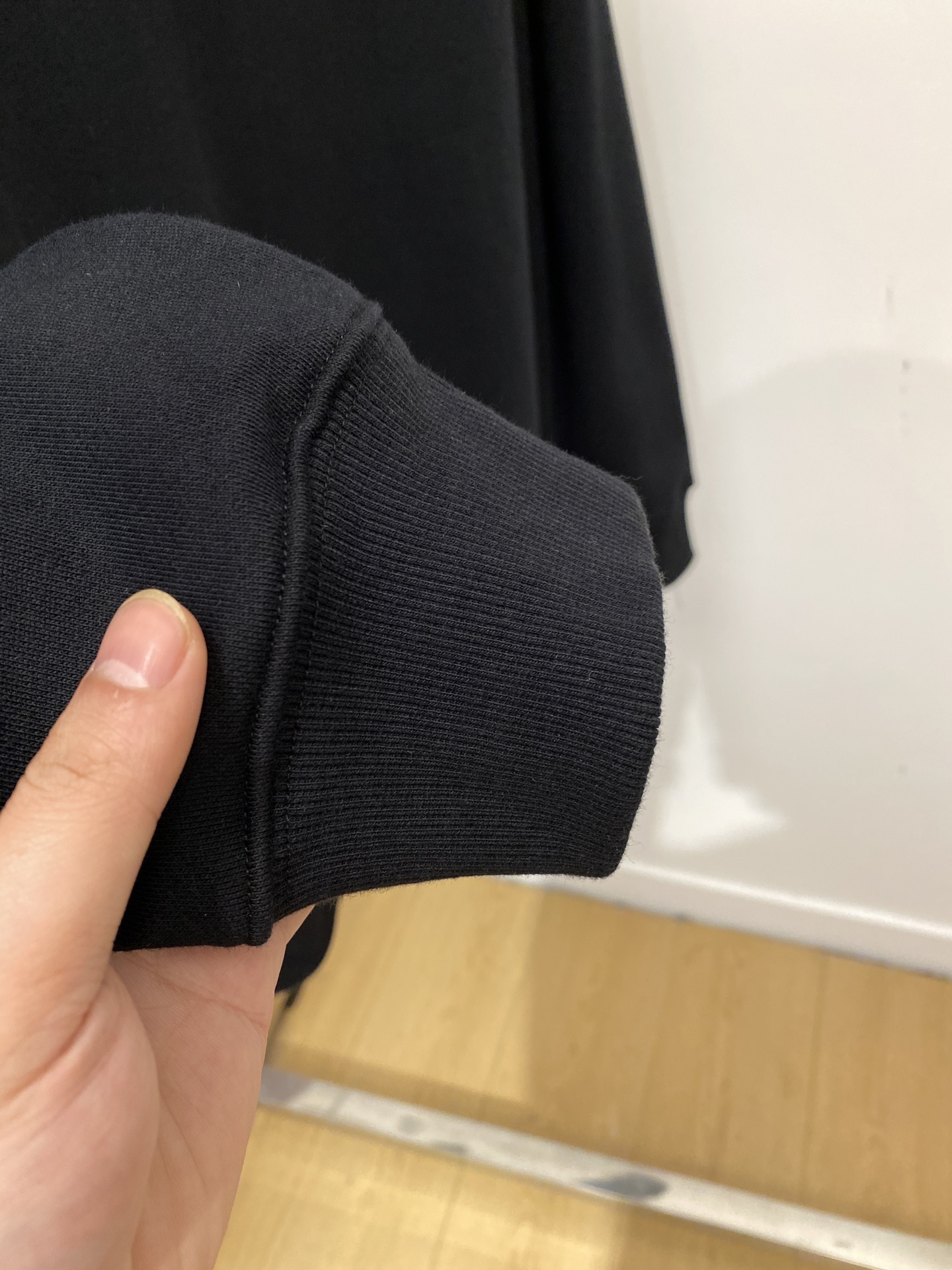 纪梵希、2025新品卫衣，帅气时尚，胸口精致刺绣字母logo，简约百搭款。面料棉 不仅挺括，保持潮流的廓