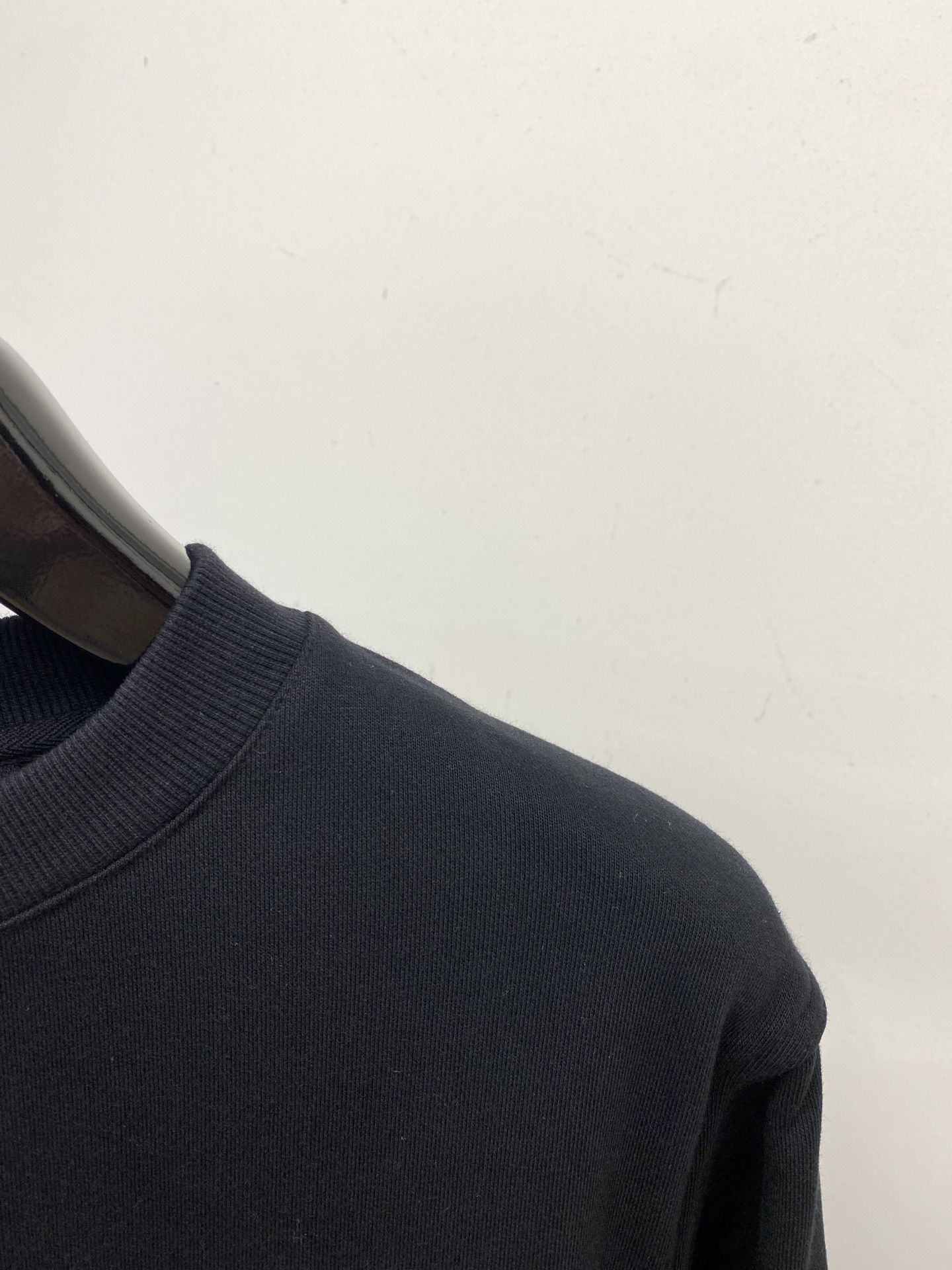 纪梵希、2025新品卫衣，帅气时尚，胸口精致刺绣字母logo，简约百搭款。面料棉 不仅挺括，保持潮流的廓