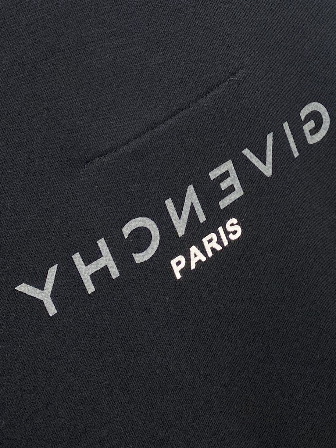 纪梵希、2025新品卫衣，帅气时尚，胸口精致刺绣字母logo，简约百搭款。面料棉 不仅挺括，保持潮流的廓