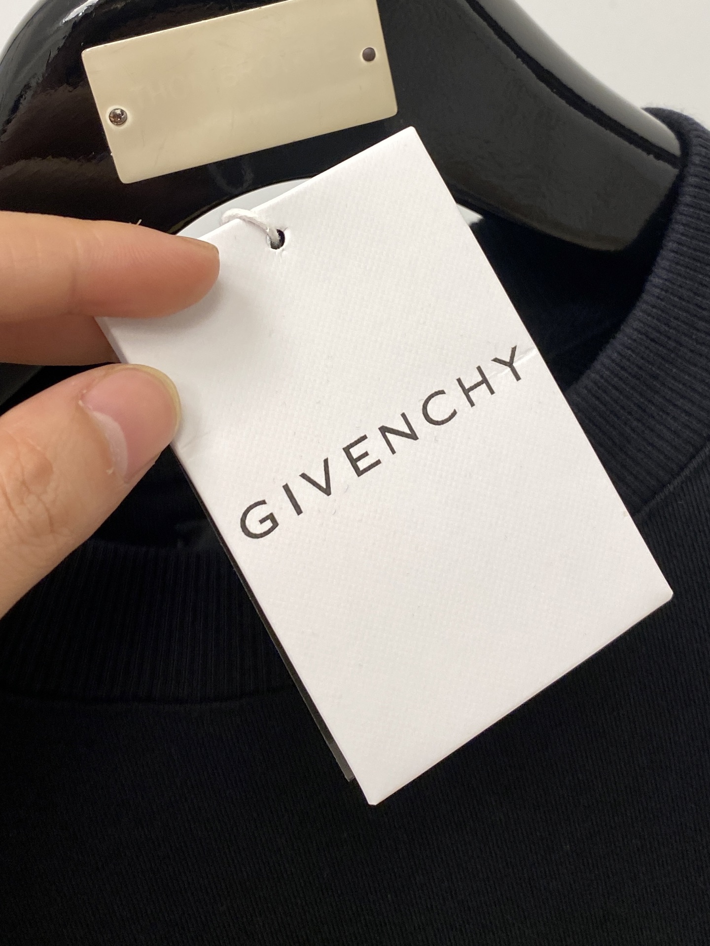 纪梵希、2025新品卫衣，帅气时尚，胸口精致刺绣字母logo，简约百搭款。面料棉 不仅挺括，保持潮流的廓