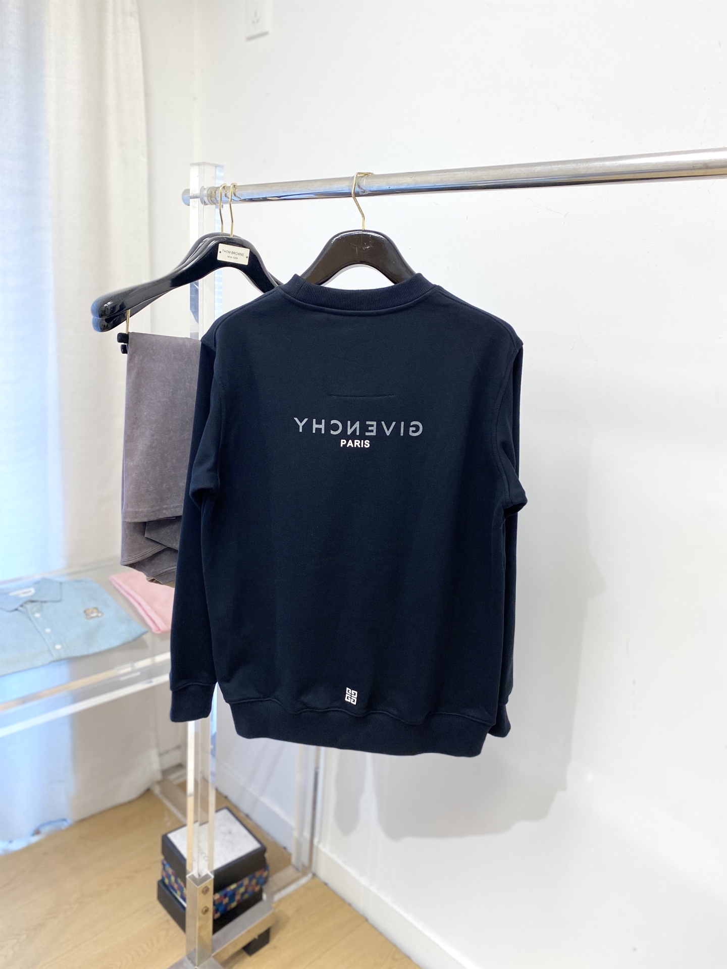 纪梵希、2025新品卫衣，帅气时尚，胸口精致刺绣字母logo，简约百搭款。面料棉 不仅挺括，保持潮流的廓