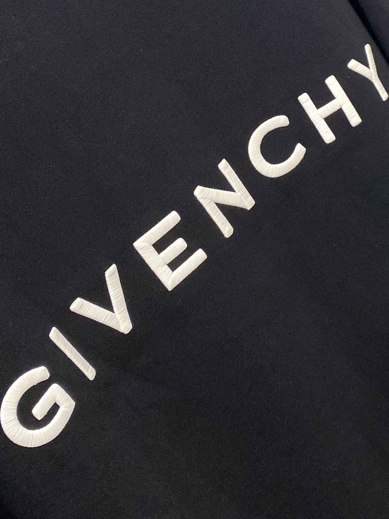 纪梵希、2025新品卫衣，帅气时尚，胸口精致刺绣字母logo，简约百搭款。面料棉 不仅挺括，保持潮流的廓