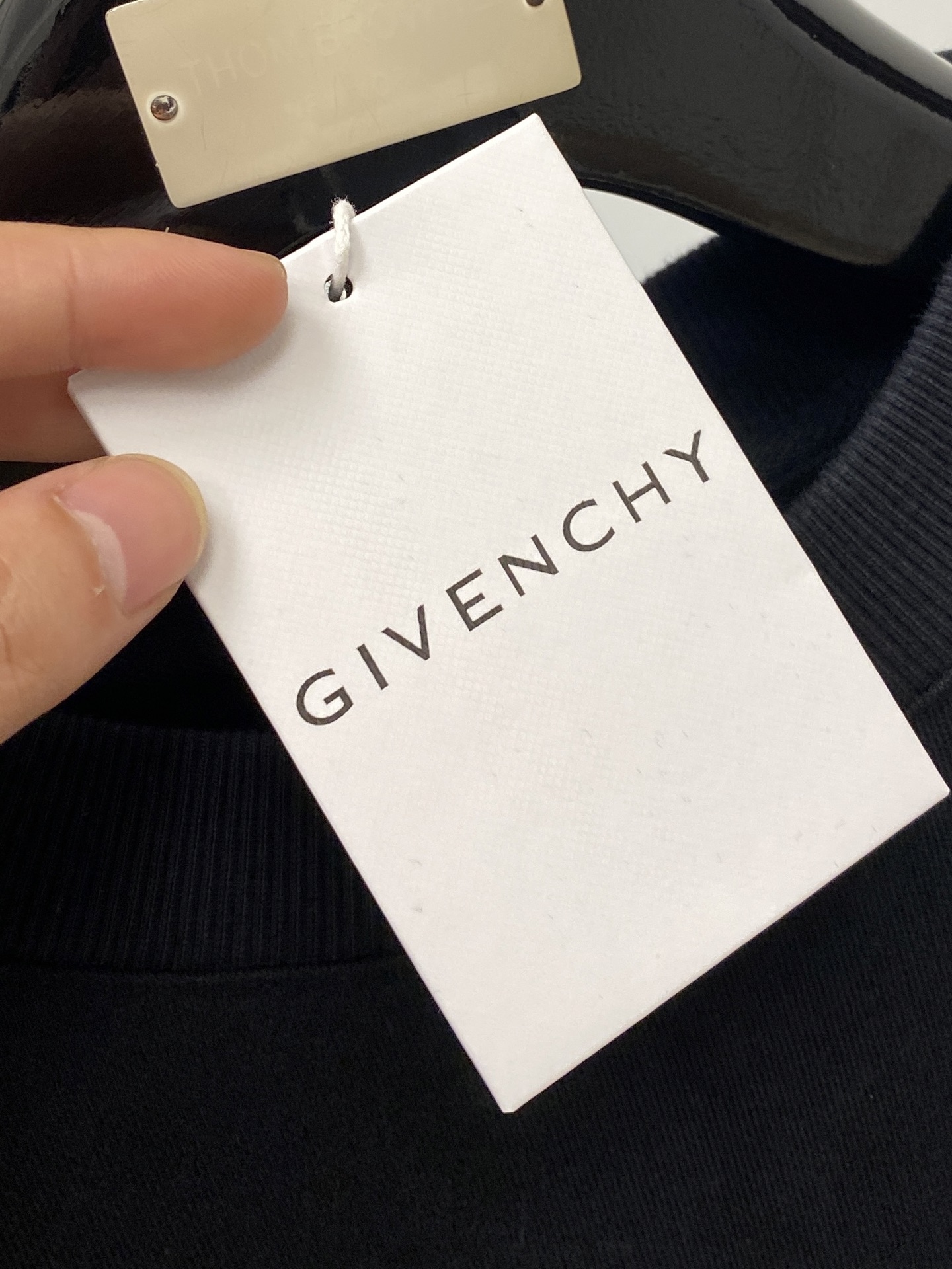 纪梵希、2025新品卫衣，帅气时尚，胸口精致刺绣字母logo，简约百搭款。面料棉 不仅挺括，保持潮流的廓