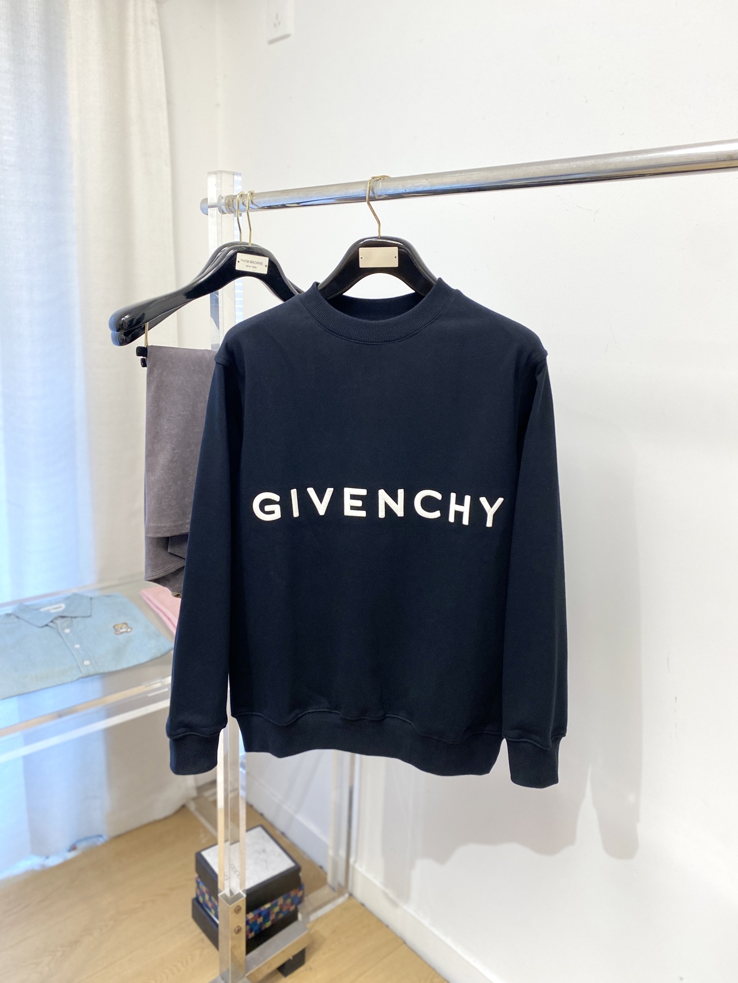 纪梵希、2025新品卫衣，帅气时尚，胸口精致刺绣字母logo，简约百搭款。面料棉 不仅挺括，保持潮流的廓