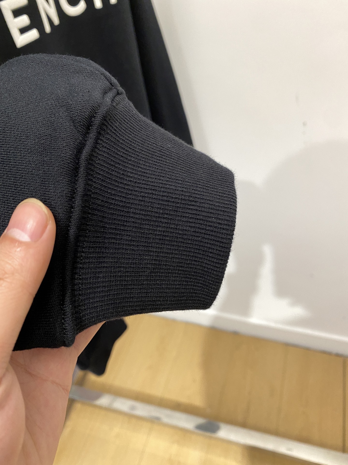 纪梵希、2025新品卫衣，帅气时尚，胸口精致刺绣字母logo，简约百搭款。面料棉 不仅挺括，保持潮流的廓