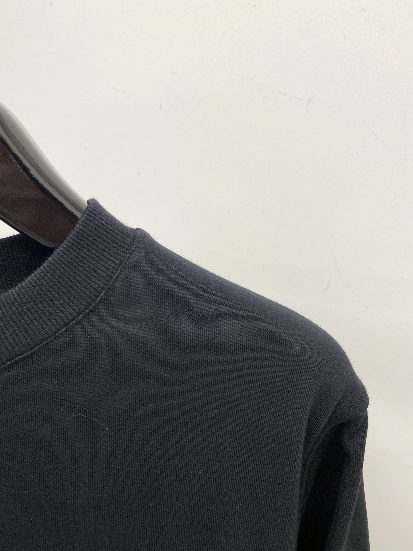 纪梵希、2025新品卫衣，帅气时尚，胸口精致刺绣字母logo，简约百搭款。面料棉 不仅挺括，保持潮流的廓