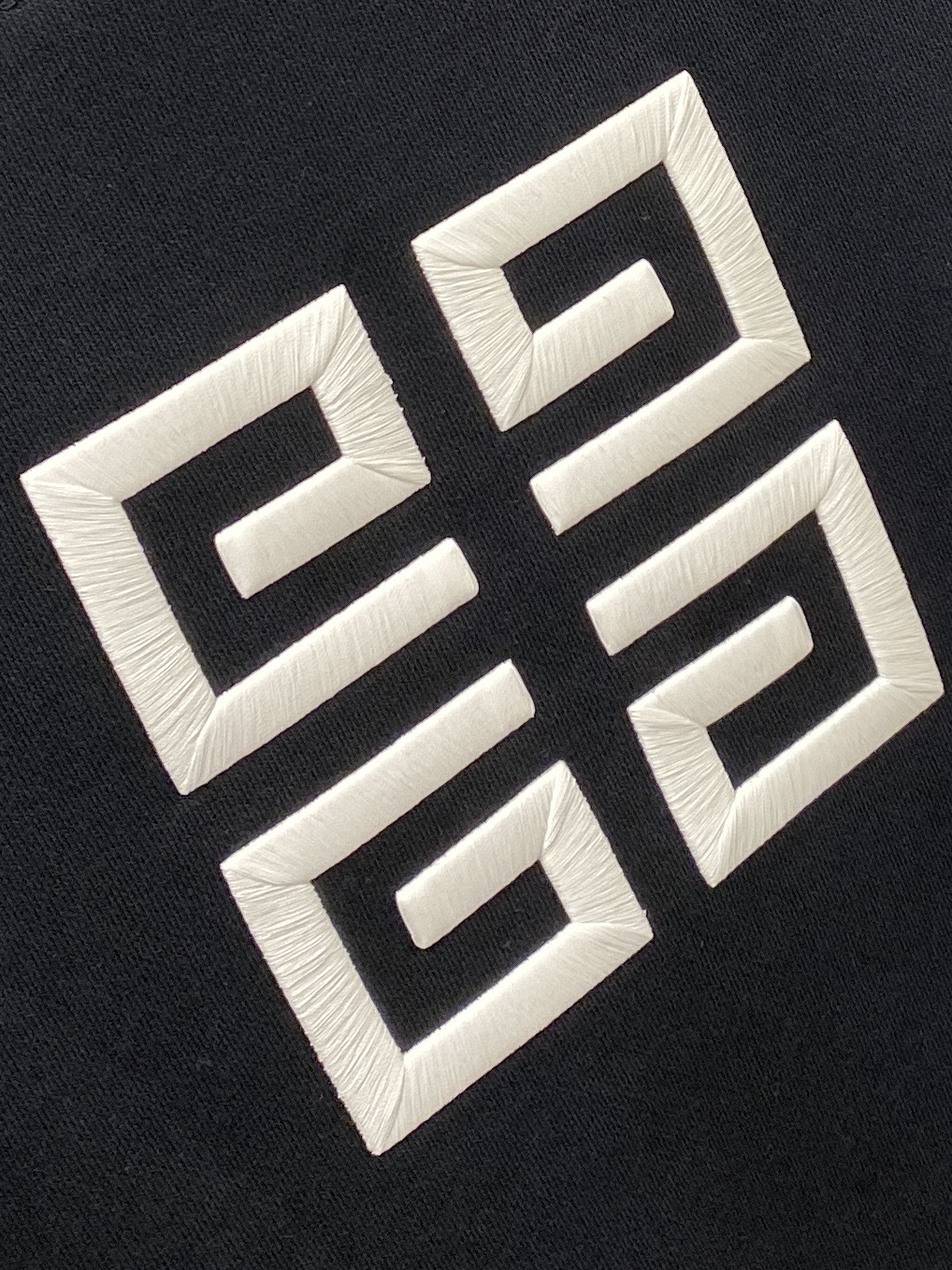 纪梵希、2025新品卫衣，帅气时尚，胸口精致刺绣字母logo，简约百搭款。面料棉 不仅挺括，保持潮流的廓