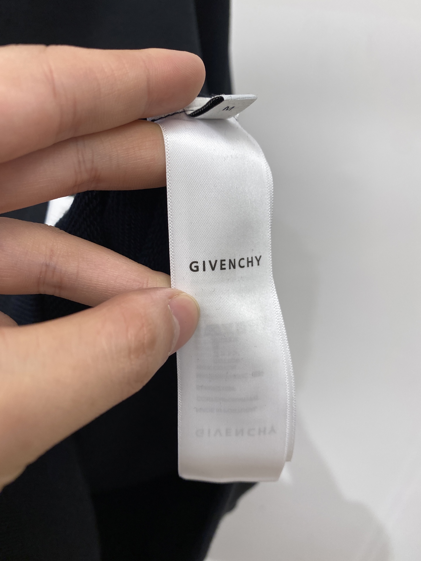 纪梵希、2025新品卫衣，帅气时尚，胸口精致刺绣字母logo，简约百搭款。面料棉 不仅挺括，保持潮流的廓