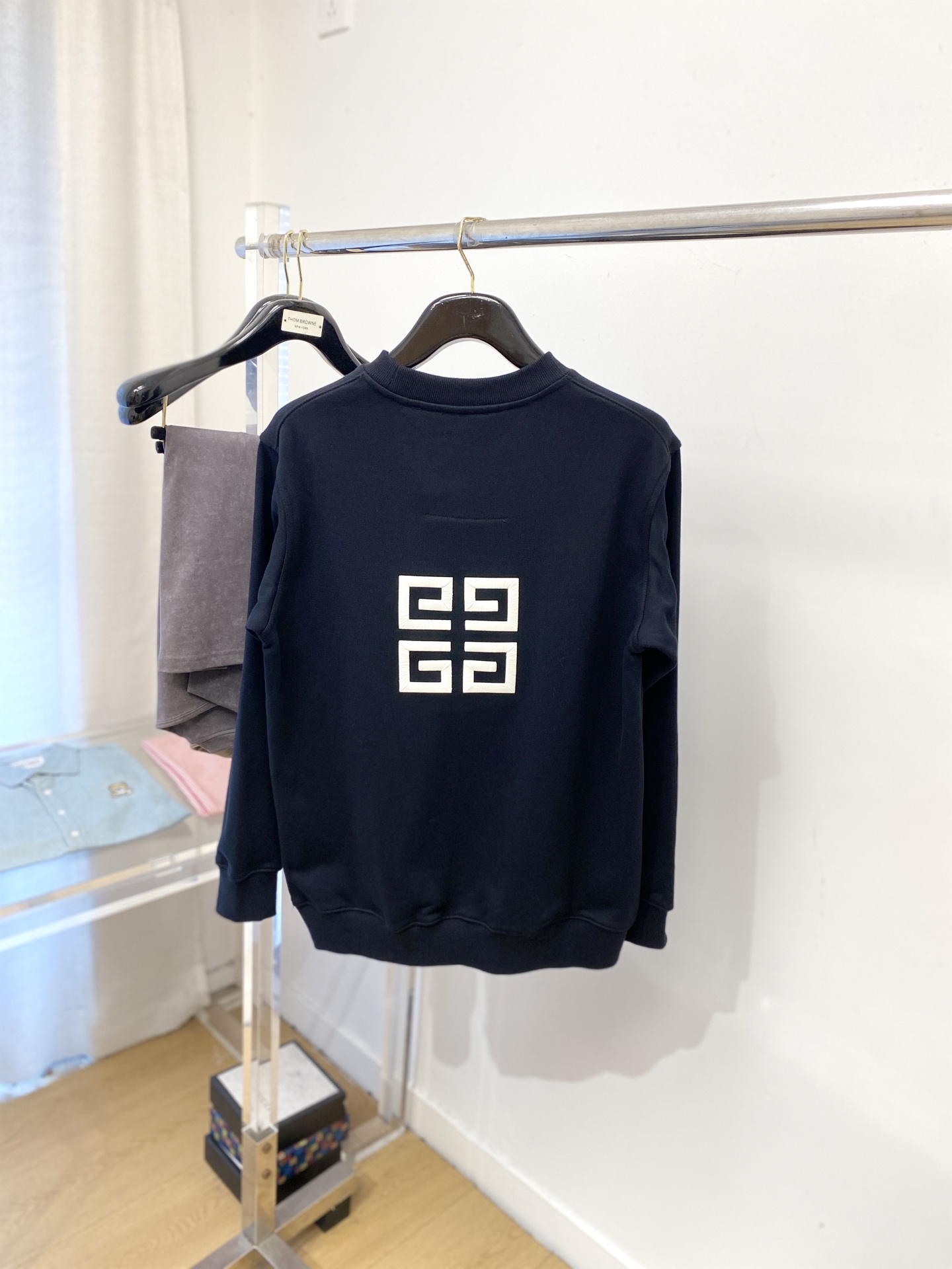 纪梵希、2025新品卫衣，帅气时尚，胸口精致刺绣字母logo，简约百搭款。面料棉 不仅挺括，保持潮流的廓